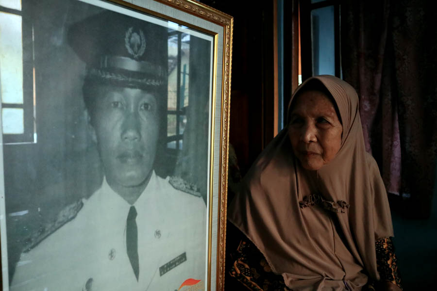 KHARISMATIK: Siti Khomariah menunjukan foto MZ Kajubi, suaminya, saat menjabat sebagai Komandan Banser pertama. (SUGENG DWI N./JAWA POS RADAR PONOROGO)