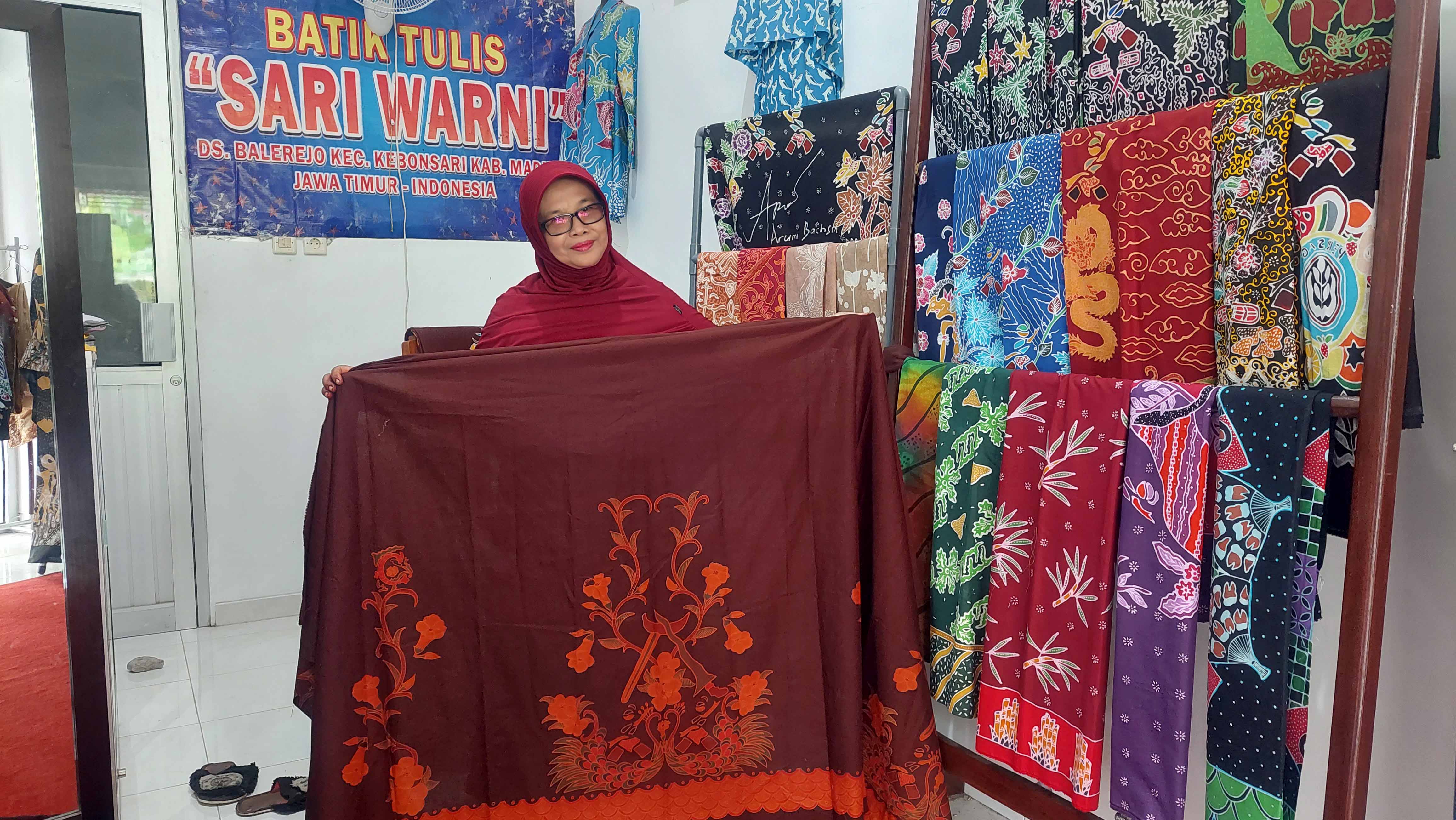 LOKAL: Siti Suwarni menunjukkan kain batik karyanya di galeri yang terletak di Desa Balerejo, Kecamatan Kebonsari.&nbsp;(DIAN RAHAYU/RADAR CARUBAN)