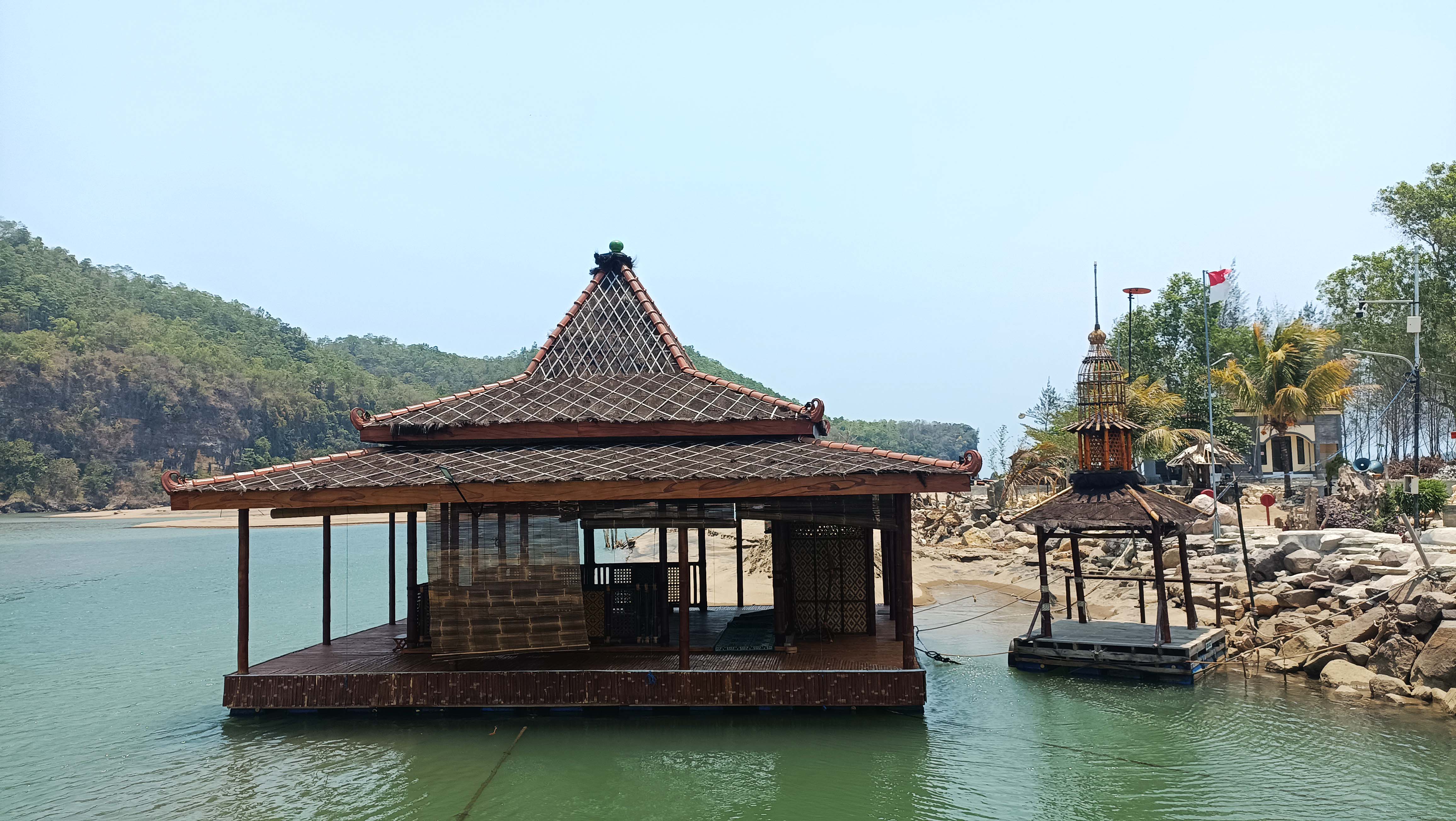 KEMAMPUL: Masjid Apung di kawasan objek wisata Pancer Door, Pacitan, merupakan hasil gagasan sekaligus karya kaum sarungan Pondok Pesantren Tremas, Arjosari, Pacitan.&nbsp;(NUR CAHYONO/RADAR PACITAN)