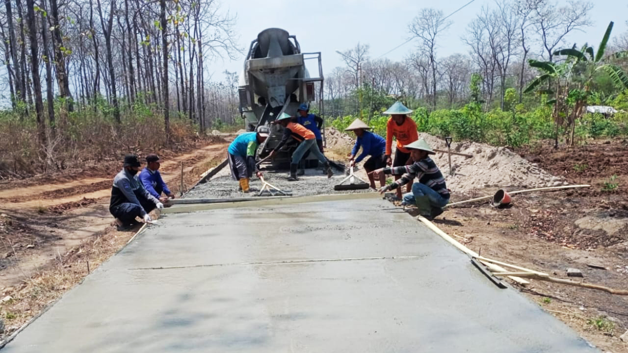 POLES: Pembangunan rabat beton Desa Sugihwaras dilakukan secara swakelola melibatkan masyarakat sekitar.&nbsp;(PEMDES SUGIHWARAS)