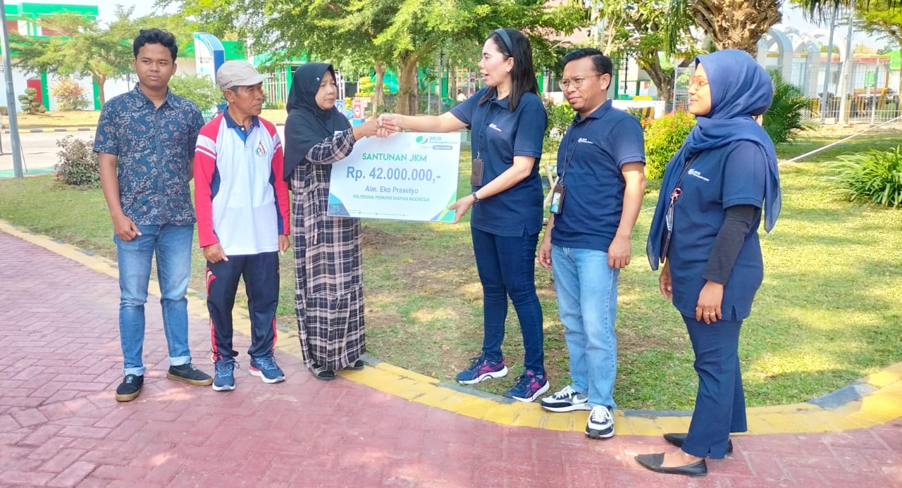 SIMBOLIS: Santunan diserahkan secara simbolis oleh Kabid Kepesertaan BPJS Ketenagakerjaan Madiun Juliartha kepada ahli waris, di halaman gedung auditorium PPI Madiun. (BPJS KETENAGAKERJAAN MADIUN)