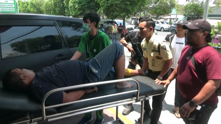 DIDOR: Kaki kiri terduga pelaku pencurian mobil Honda Jazz dihadiahi timah panas oleh tim buser Polres Ngawi. (ASEP SYAEFUL BACHRI/JAWA POS RADAR NGAWI)