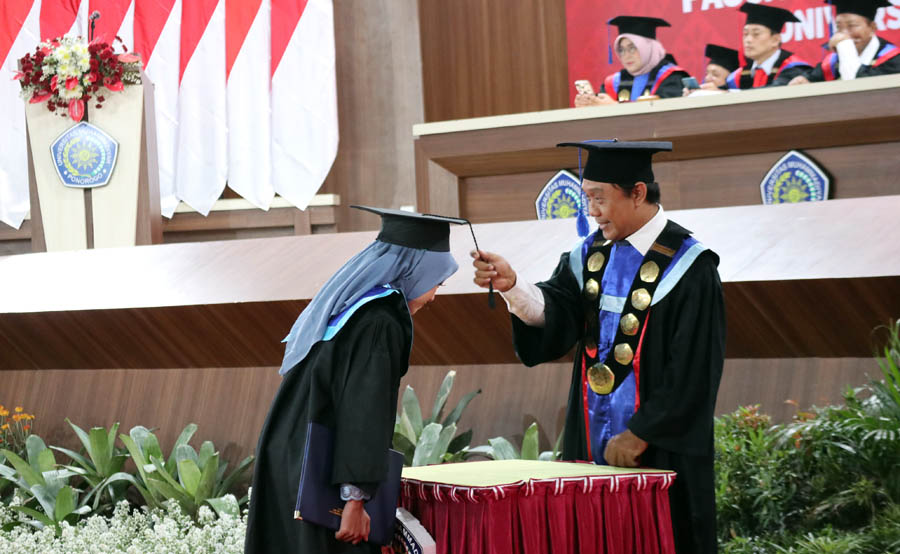 LULUS: Prosesi pengukuhan wisudawan dilaksanakan secara khidmat di Exspotorium Umpo, Sabtu (21/10) lalu. (ALFIAN FACHRUDIN/JAWA POS RADAR PONOROGO)
