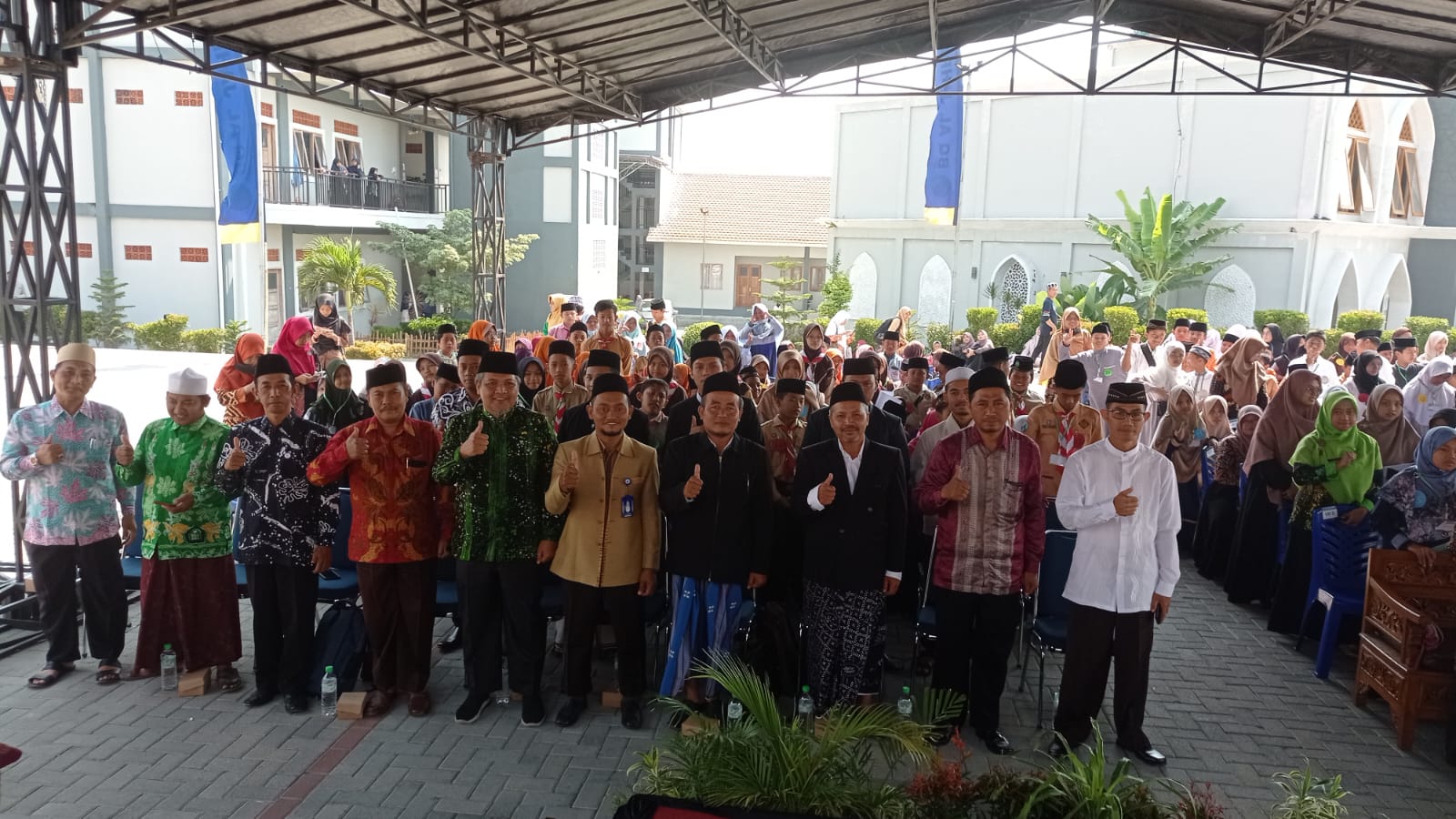 HARI SANTRI: Jajaran Pengurus Ponpes BQAM dan dewan juri berfoto bersama para peserta lomba.&nbsp;(ERIC WIBOWO/RADAR MAGETAN)