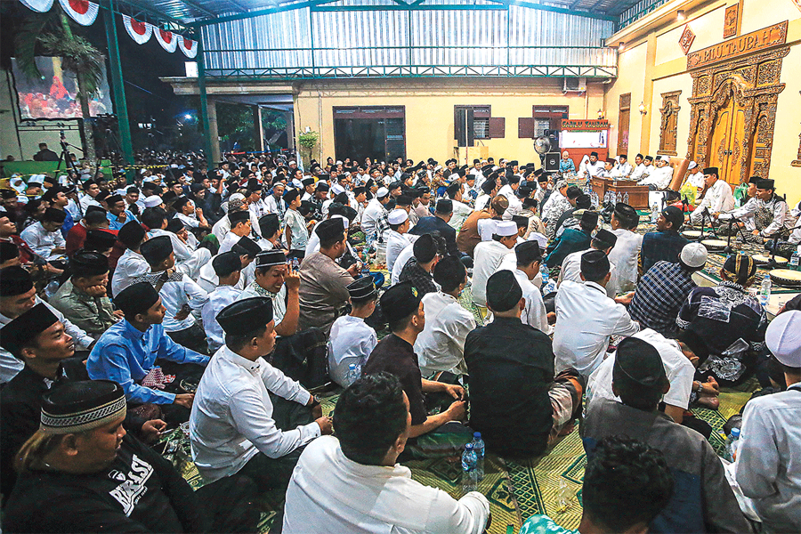 ST NYELL: Jemaah pria memadati rutinan Majelis Ta
