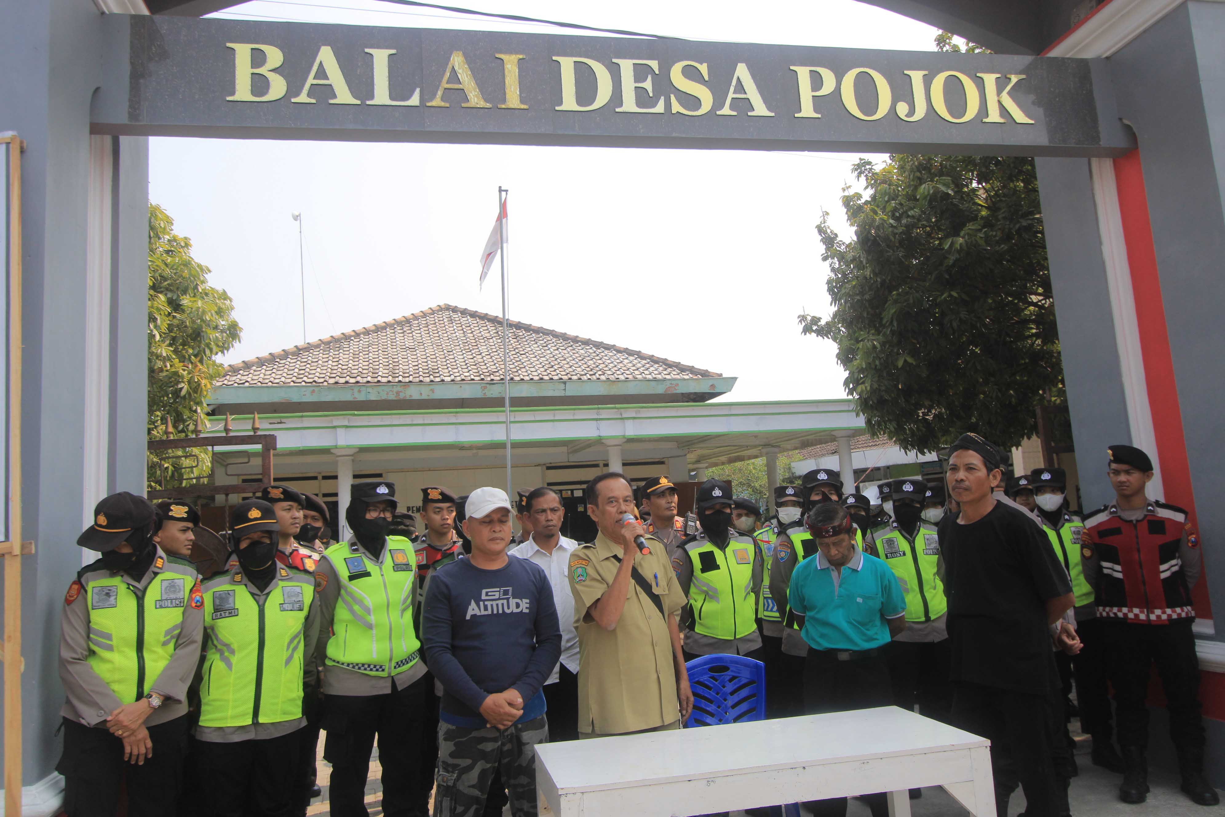 PEMBERHENTIAN MODIN: Sejumlah warga Desa Pojok mendatangi di kantor desa setempat kemarin.&nbsp;(AJI PUTRA/JAWA POS RADAR MAGETAN)
