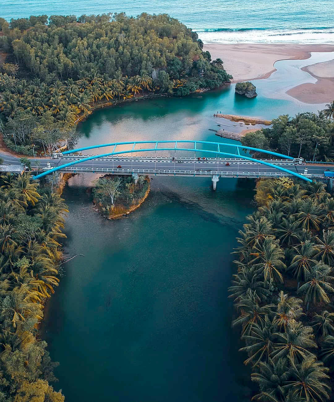 SERASA PIKNIK: Salah satu ruas JLS di Pacitan tak jauh dari Pantai Soge dengan pemandangan yang indah. (NUR CAHYONO/RADAR PACITAN)