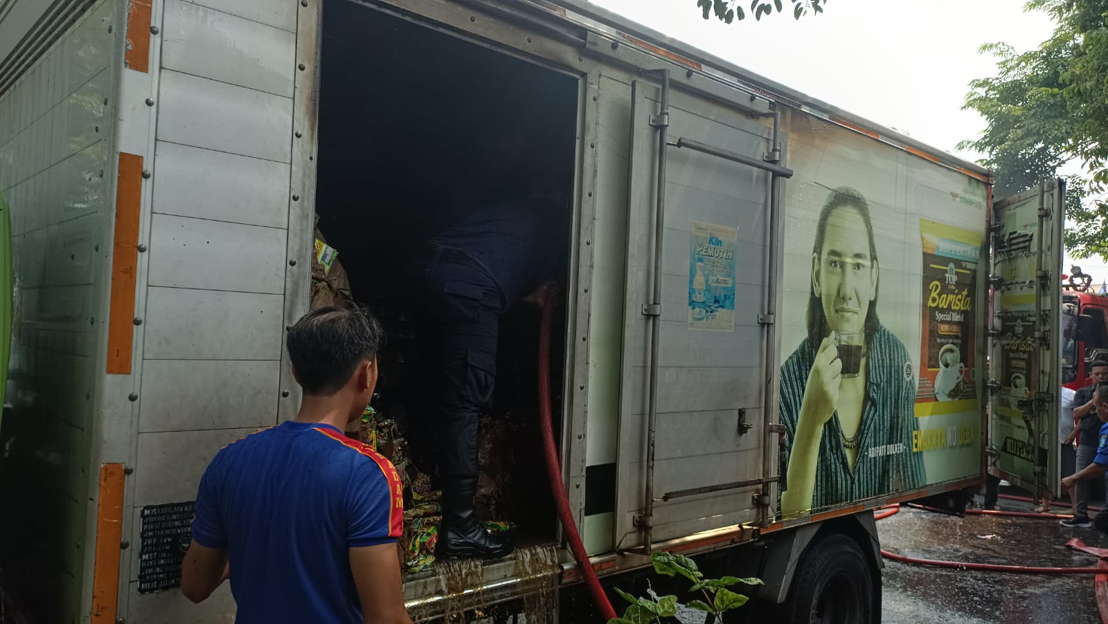 ISINYA HANGUS: Truk boks terbakar di Jalan Trunojoyo, Ponorogo, Senin (23/10).