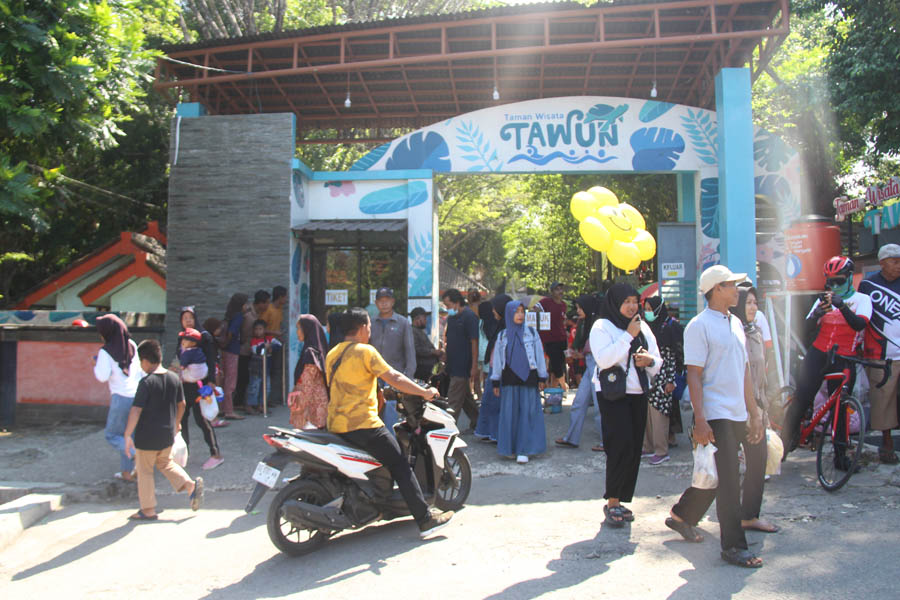 PENYESUAIAN TARIF MASUK: Pemkab Ngawi menaikkan harga tiket Taman Wisata Tawun tahun depan. (ASEP SYAEFUL BACHRI/JAWA POS RADAR NGAWI)