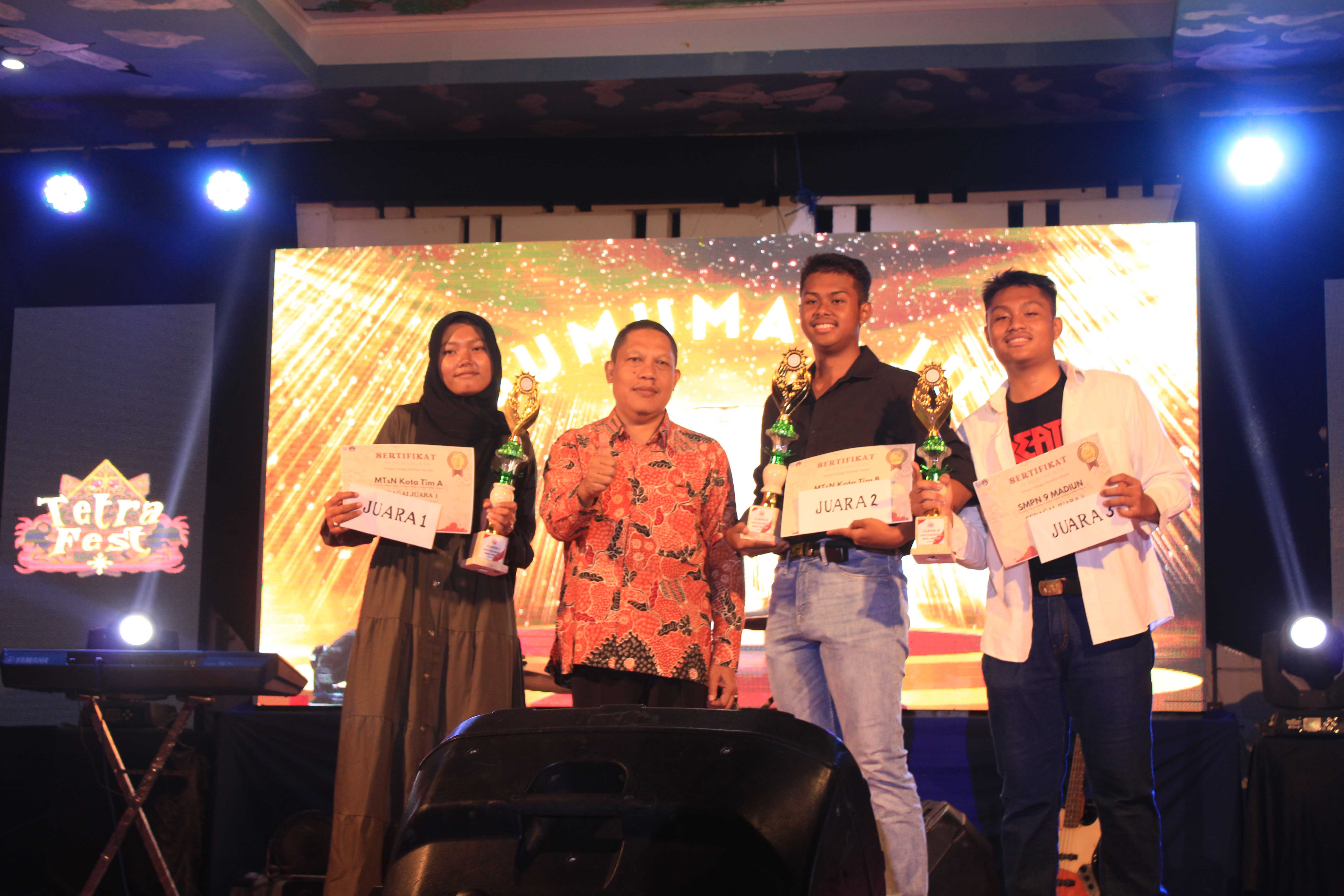 AWARDING: Kepala Smapa Madiun Sriyono foto bersama dengan pemenang LKBB di malam puncak Tetrafest (21/10).&nbsp;(ARCHI FIRDAUS/RADAR MADIUN)