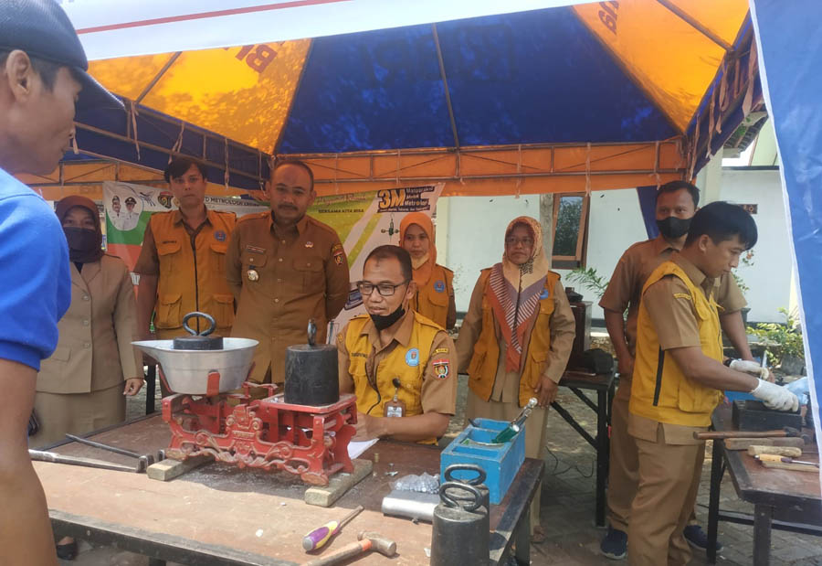 STABILISASI HARGA PANGAN: DPPTK Ngawi melaksanakan operasi pasar dan tera ulang timbangan milik pedagang di wilayah Kecamatan Kasreman kemarin. (ASEP SYAEFUL BACHRI/JAWA POS RADAR NGAWI)
