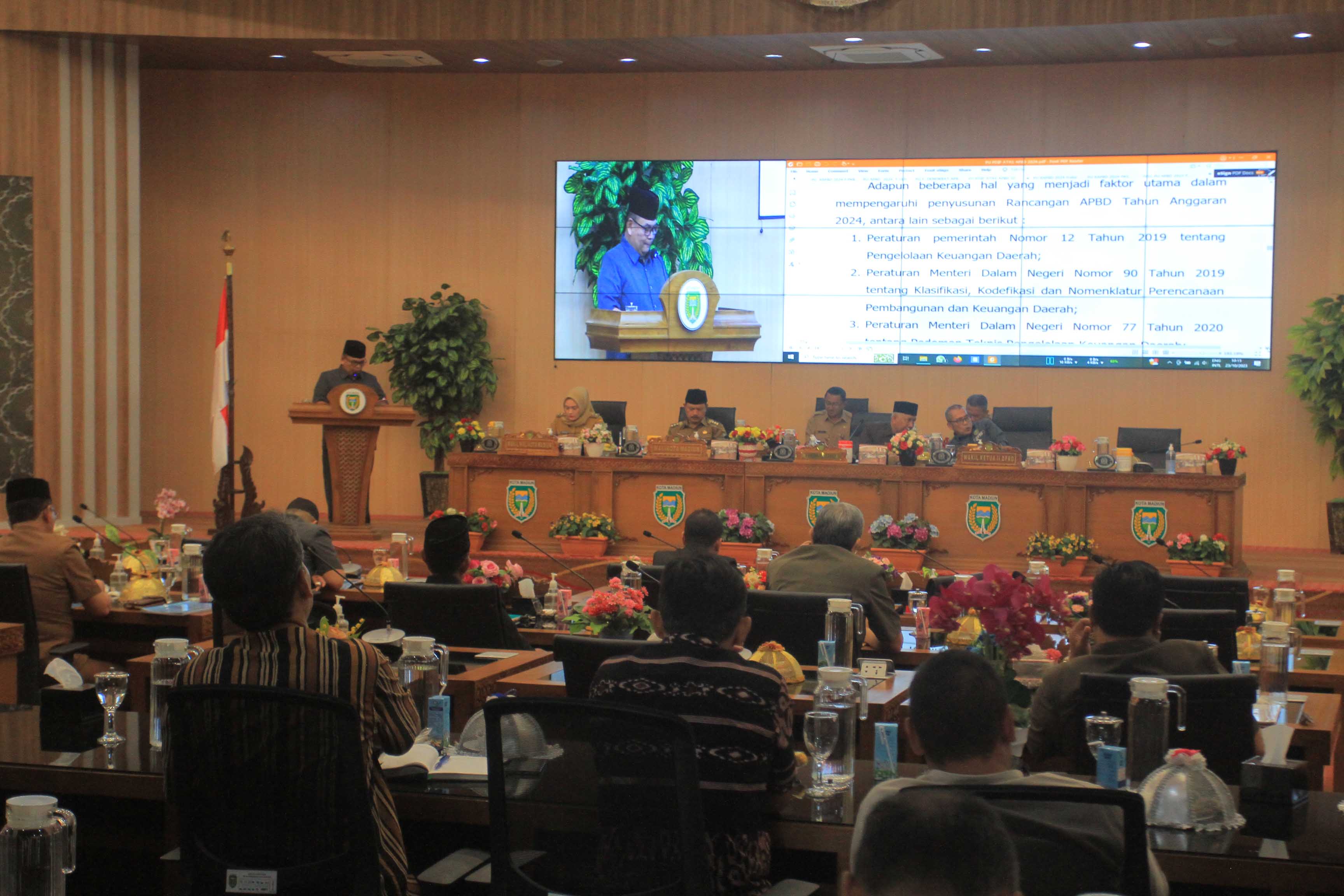 LEGISLATIF: Para juru bicara fraksi menyampaikan pandangan umum mereka tentang rancangan raperda tentang rencana APBD 2024 dalam rapat paripurna, Senin (23/10). (BAGAS BIMANTARA/RADAR MADIUN)