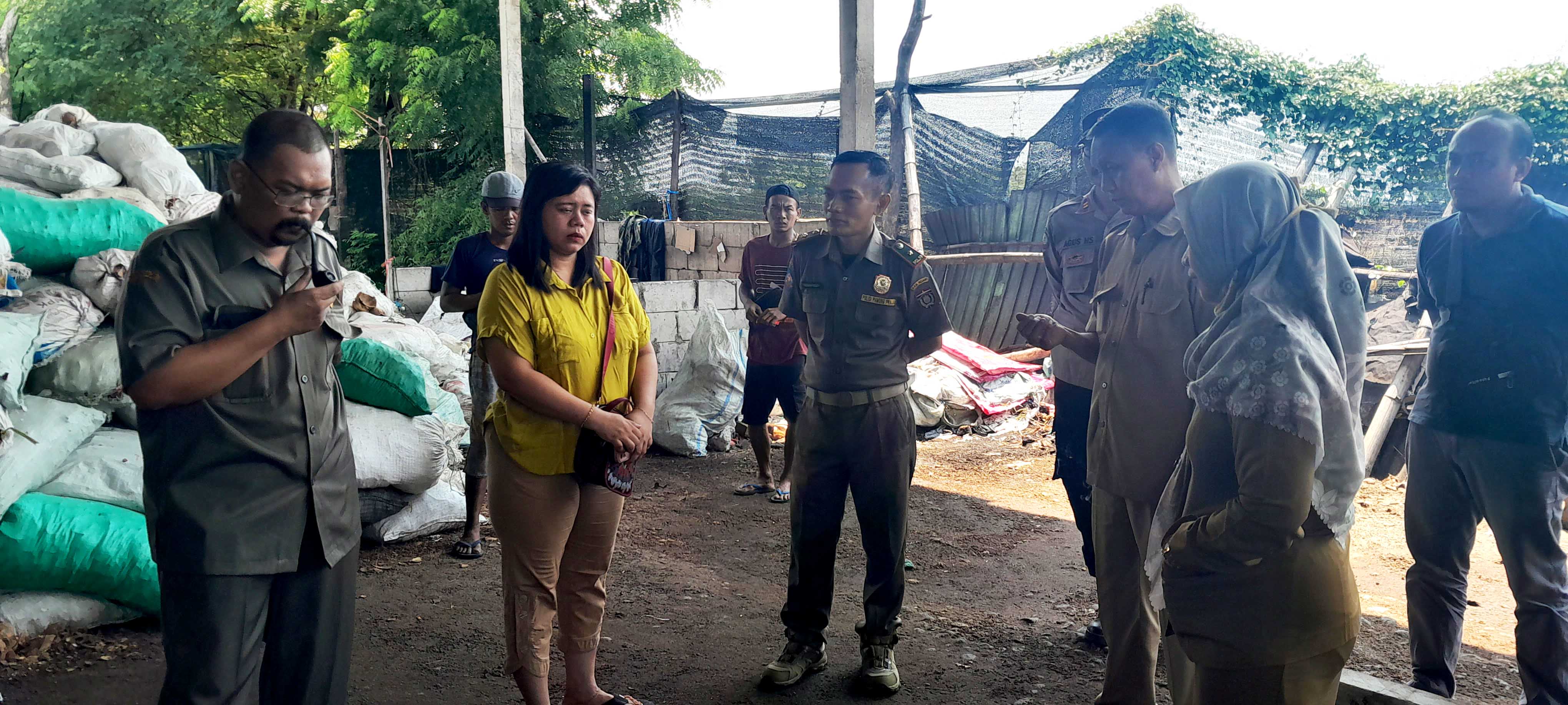 DIDUGA CEMARI UDARA: DLH Ngawi menyidak pabrik arang di Desa Guyung, Kecamatan Gerih, Selasa (24/10).&nbsp;(ASEP SYAEFUL BACHRI/RADAR NGAWI)