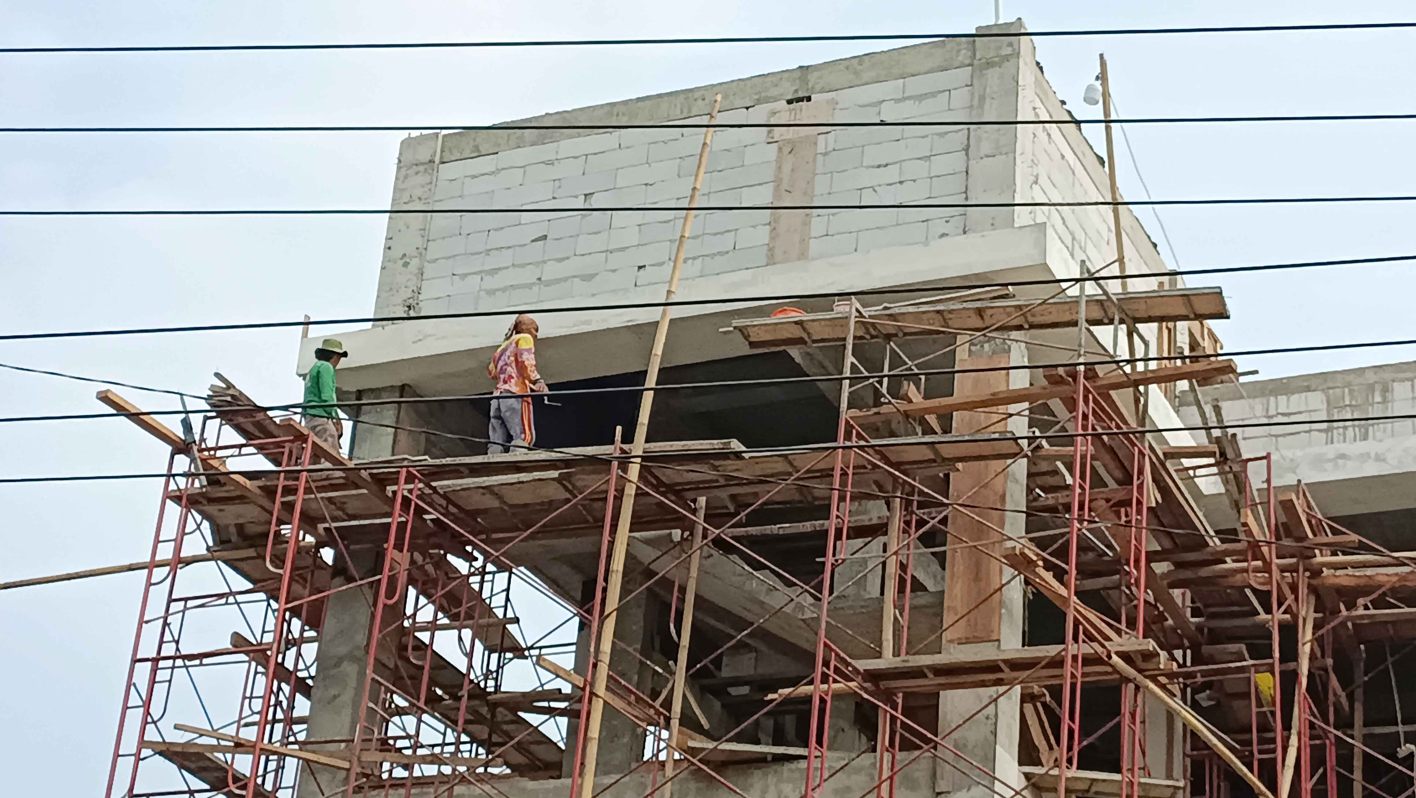 GOTONG-ROYONG: Pembangunan kantor DPC PDIP Pacitan dan Museum Rakyat saat ini tengah berproses.&nbsp;(NUR CAHYONO/RADAR PACITAN)