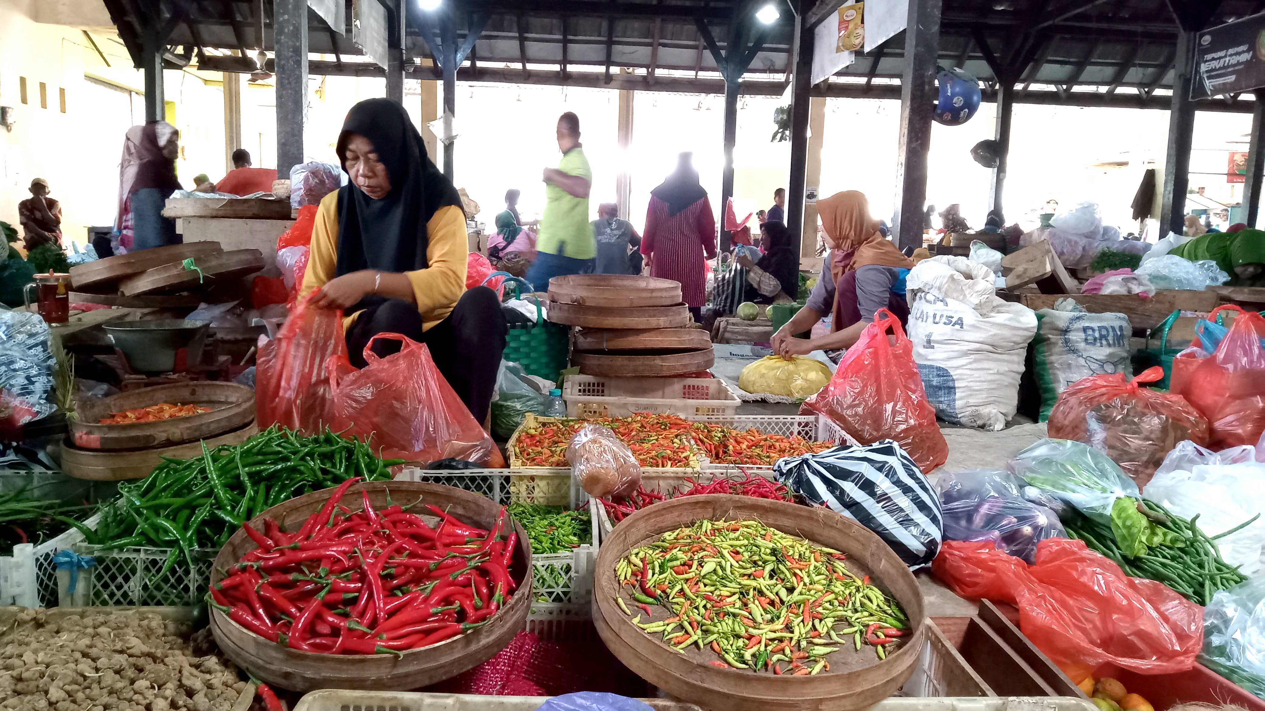 MAKIN MAHAL: Harga cabai rawit di Pasar Arjowinangun dan pasar tradisional lainnya di Pacitan terus merangkak naik dalam sepekan terakhir. (NUR CAHYONO/RADAR PACITAN)