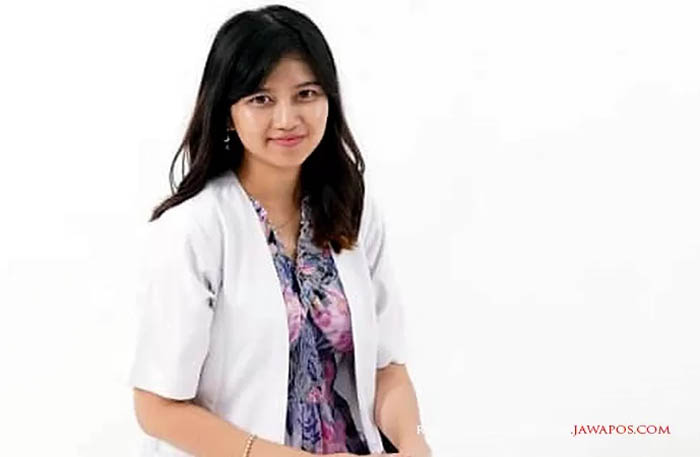 DEDIKASI : Cinta Amanda saat menjalani salah satu sesi pemotretan, lengkap dengan jas putih khas profesi kedokteran. (Dokumen/Radar Blitar)