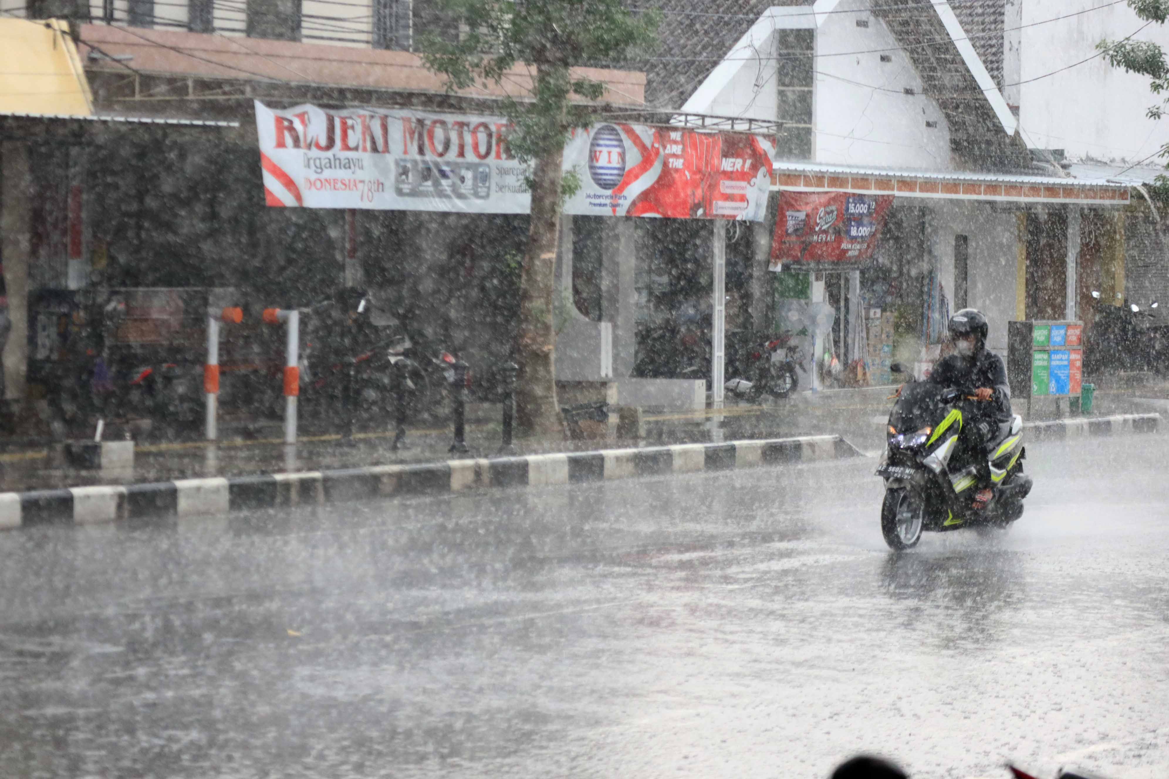 BASAHI BUMI: Hujan dengan intensitas sedang sempat mengguyur Ponorogo wilayah kota Senin (23/10) lalu.&nbsp;(SUGENG DWI N./JAWA POS RADAR PONOROGO)