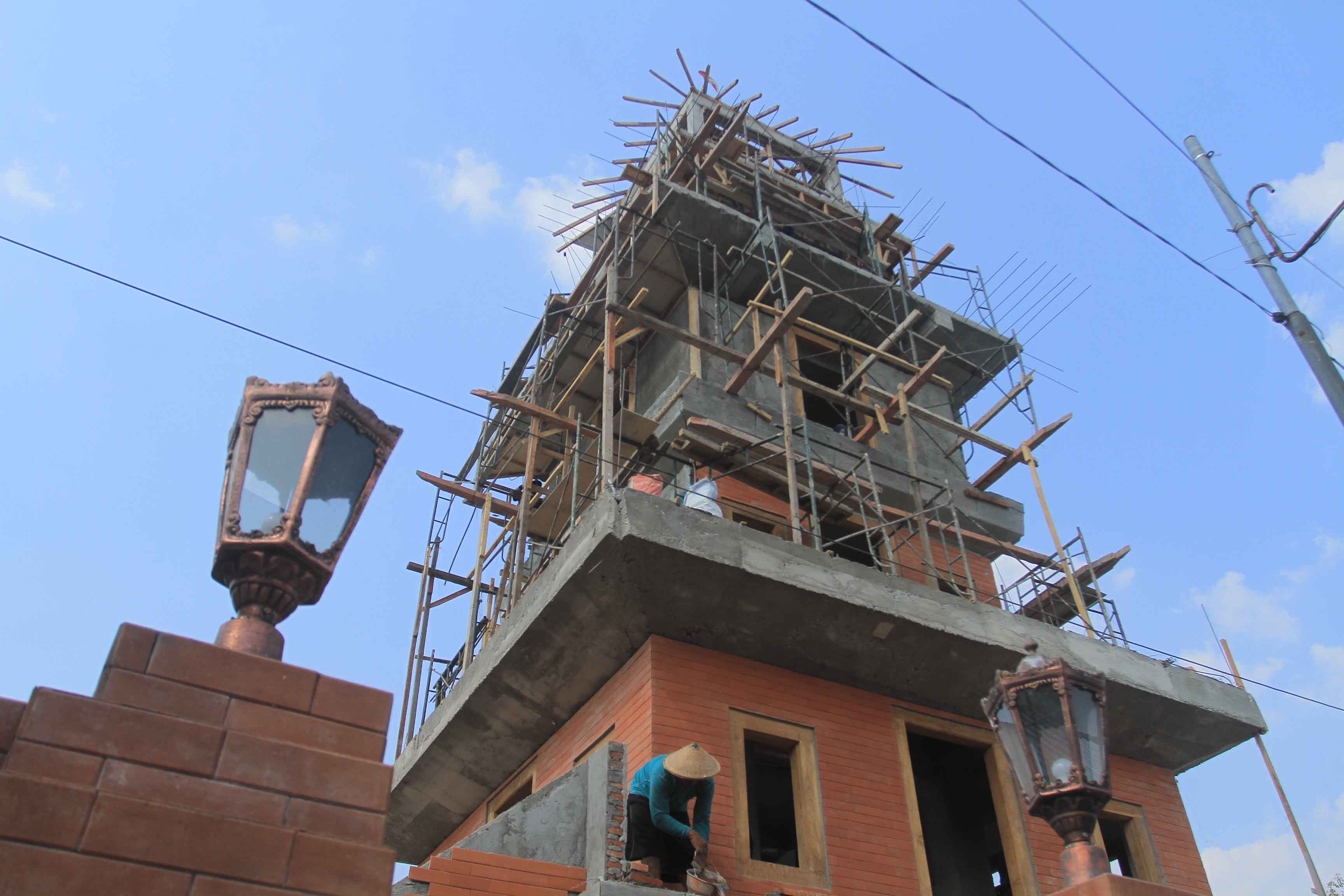 TINGGI: Pembangunan Menara Masjid Kuncen menunjukkan progres positif setelah dilakukan evaluasi oleh Pemkot Madiun.&nbsp;(BAGAS BIMANTARA/RADAR MADIUN)