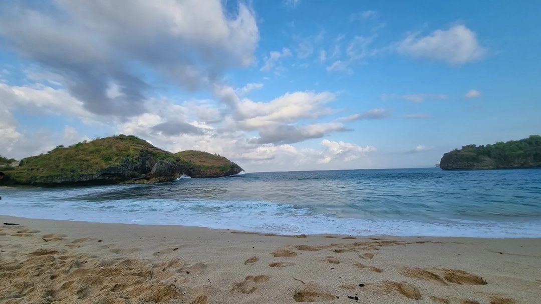 Pantai Srau Pacitan (Instagram @tri.fujia)