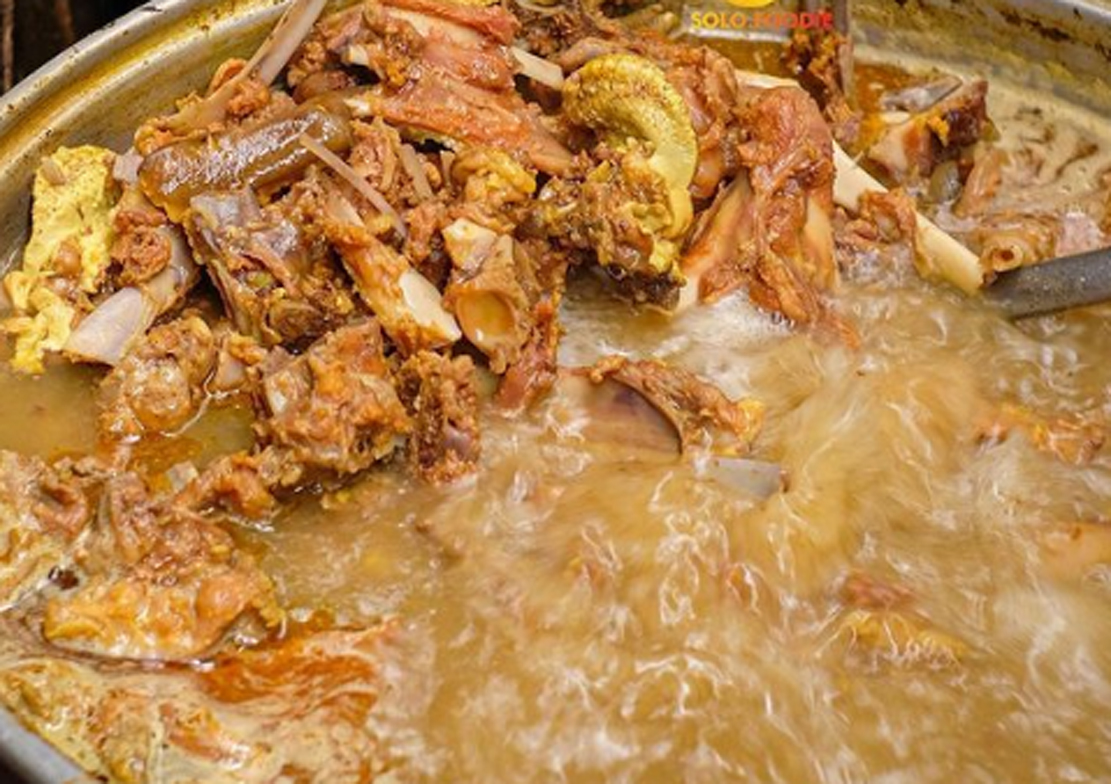 Tengkleng merupakan salah satu jenis kuliner yang duburu wisatawan saat berkunjung ke Solo