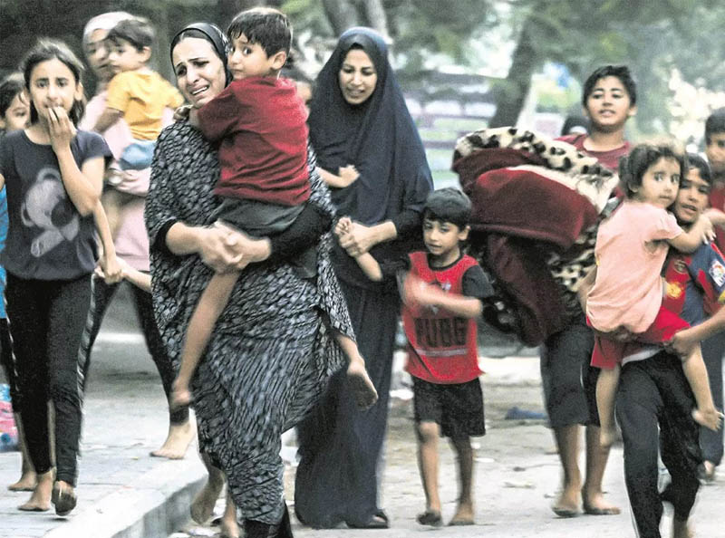 SELAMATKAN DIRI: Perempuan dan anak-anak Palestina bergegas meninggalkan rumah ketika militer Israel menggempur Kota Gaza, Rabu (11/10). (AFP)