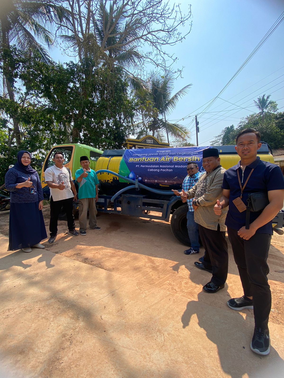 SALURKAN: Penyaluran air bersih oleh PNM Mekaar dilakukan di tiga titik di Desa Petungsinarang, Bandar. (SUCI OKTA/RADAR PACITAN)