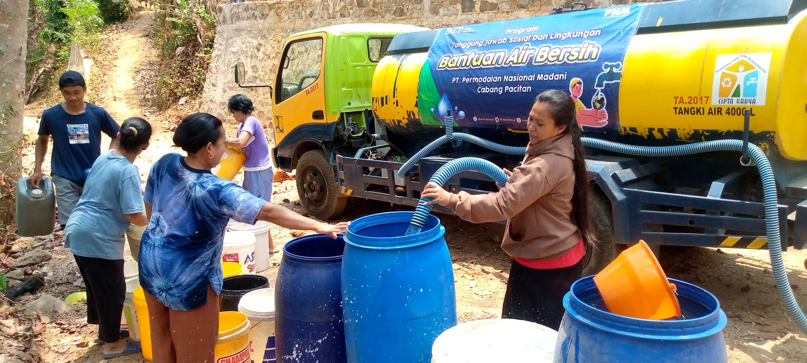 PEDULI: PNM Mekaar menyalurkan 12 ribu liter air bersih di tiga lokasi di Pacitan. (SUCI OKTA/RADAR PACITAN)