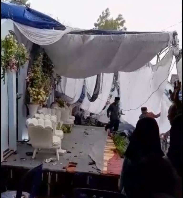 PORAK-PORANDA: Tenda pesta pernikahan di Desa Lembah, Babadan, Ponorogo diterjang hujan angin Rabu sore (25/6) lalu.