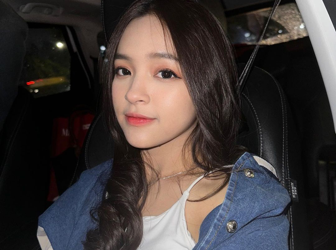 Eca Aura dikabarkan sedang dekat dengan Alam Ganjar, putra Ganjar Pranowo. (Instagram/@elsaajapasal)
