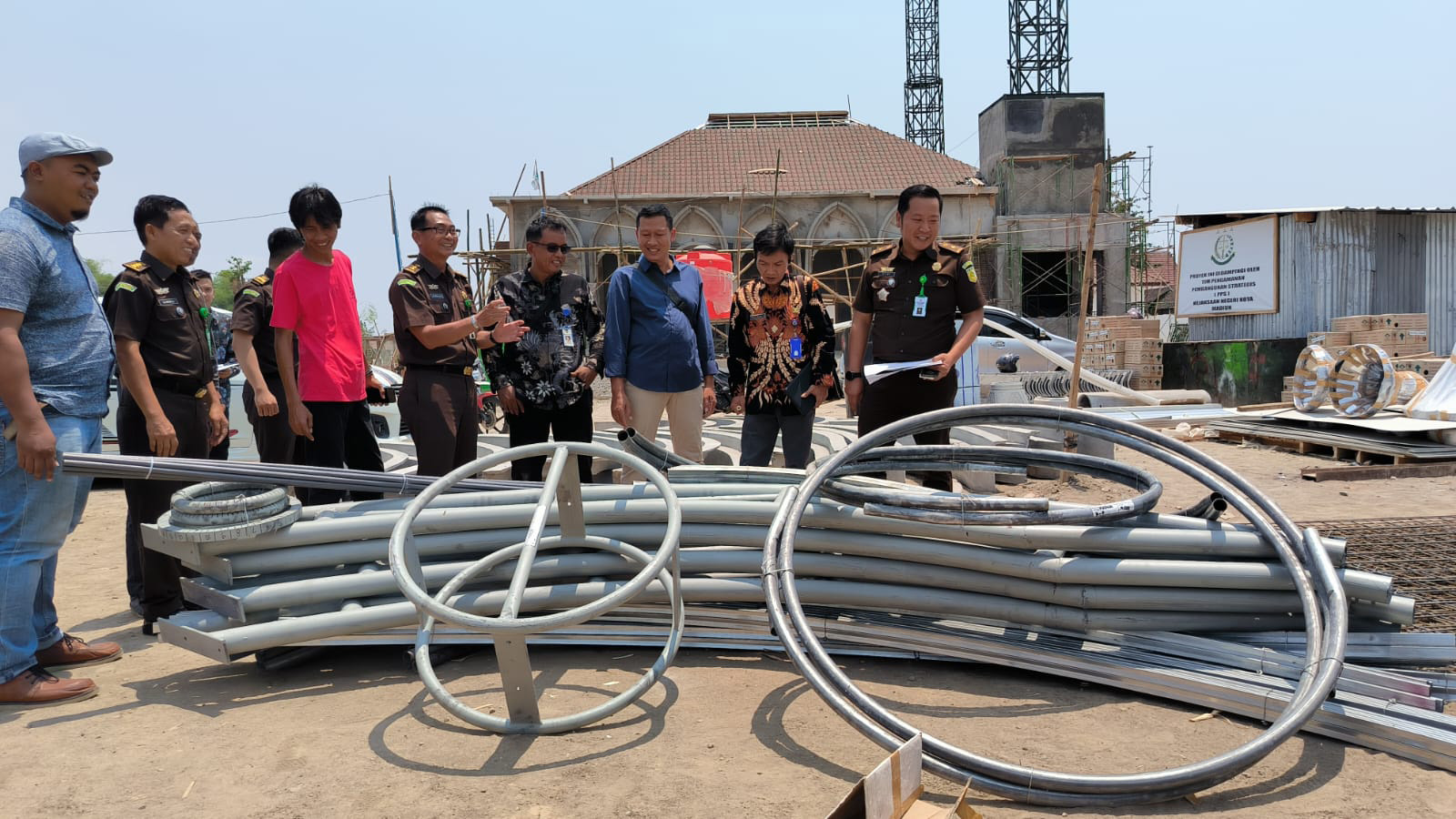 MONITORING: Kejaksaan Negeri (Kejari) Kota Madiun meninjau proses pemasangan GRC kubah masjid Pondok Lansia, Kamis (26/10). (DPUPR UNTUK RADAR MADIUN)