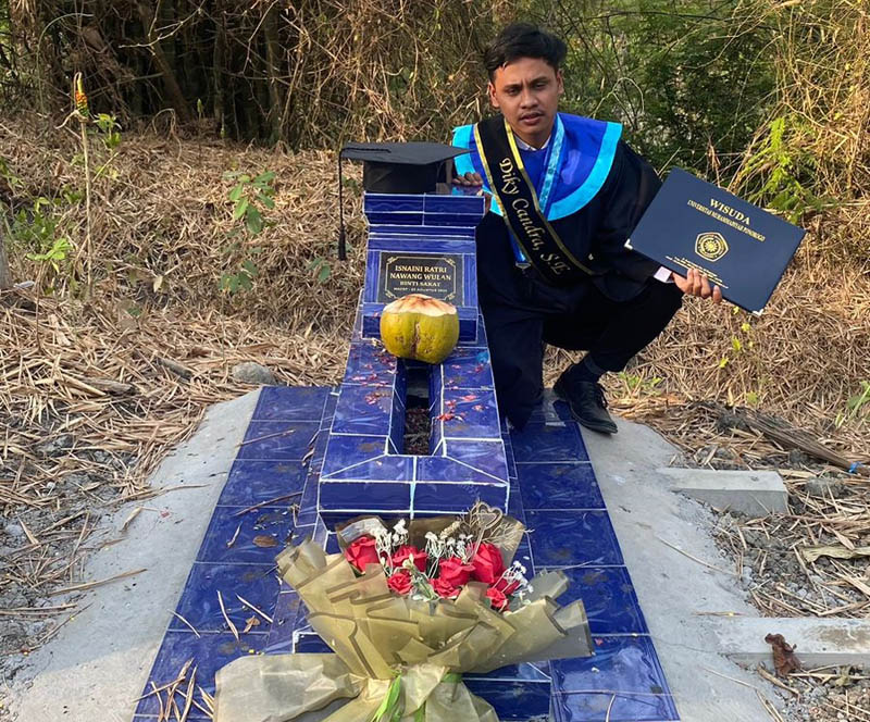 PESAN ABADI: Diky Candra berpakaian toga lengkap di makam istrinya yang baru meninggal tujuh hari setelah persalinan.&nbsp; (DOK. PRIBADI DIKY CANDRA)