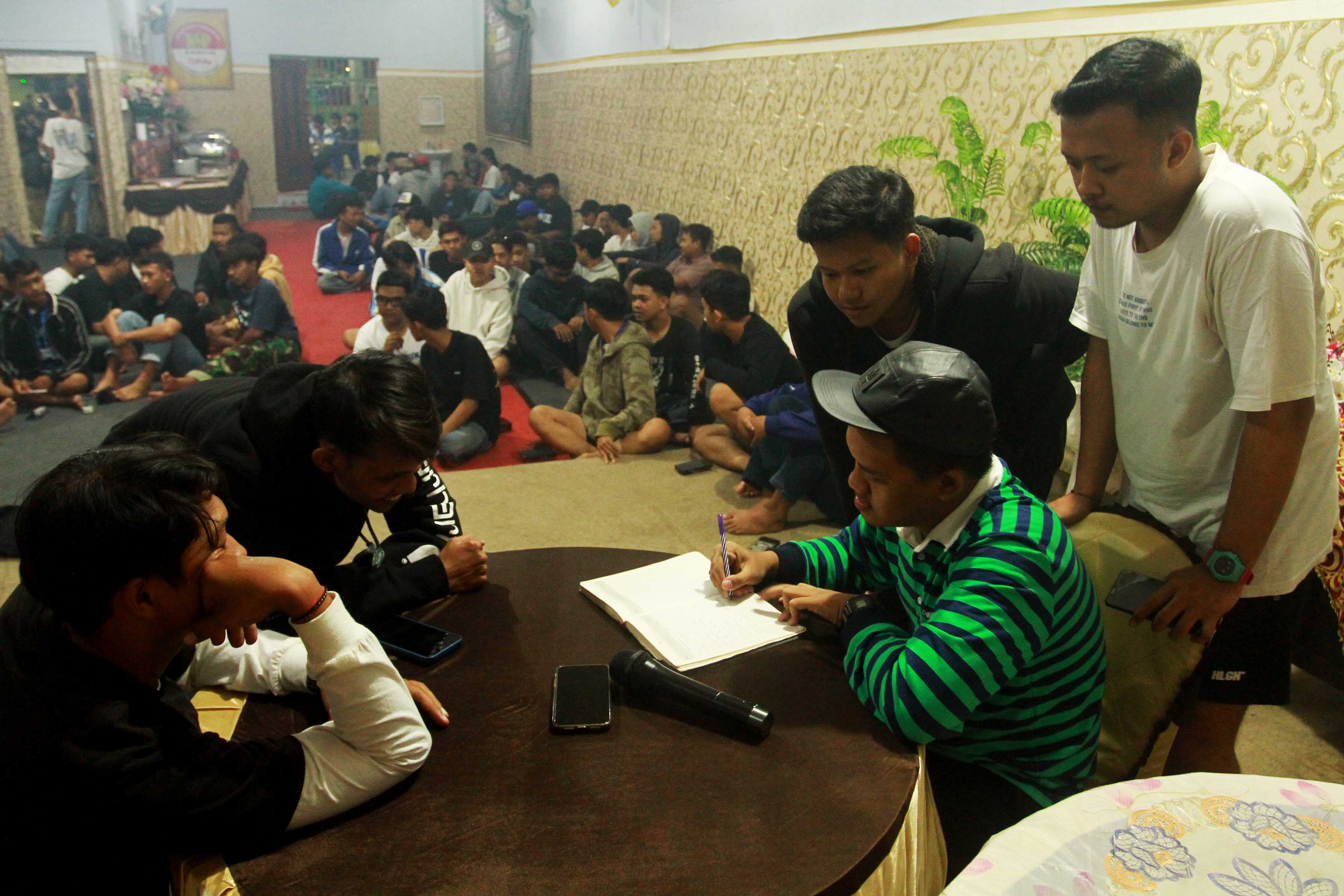 SOLID: Kelompok suporter Madiun Putra MPFC, GBB menggelar forum besar di kedai Soto Pahlawan, Rabu (25/10) malam lalu. (BAGAS BIMANTARA/RADAR MADIUN)
