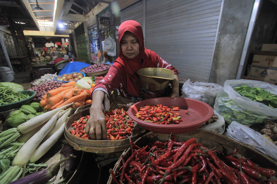 BUMBU DAPUR: Aktivitas perdagangan di Pasar Sayur Magetan. Harga beberapa jenis cabai meroket belakangan. (AJI PUTRA/JAWA POS RADAR MAGETAN)