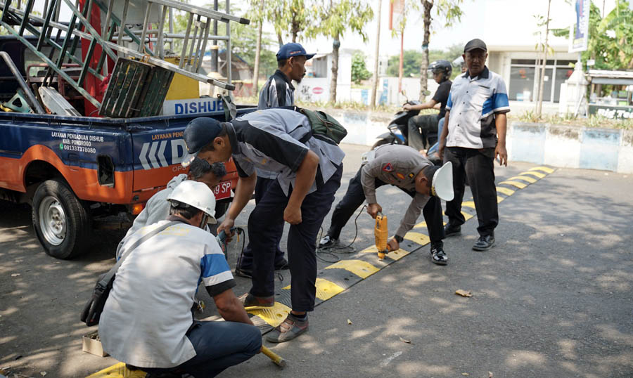 KURANGI KECEPATAN: Empat&nbsp;speed bump&nbsp;terpasang di Jalan Baru mengantisipasi maraknya kembali aksi balap liar di jalur tersebut.&nbsp;(SUGENG DWI N./JAWA POS RADAR PONOROGO)