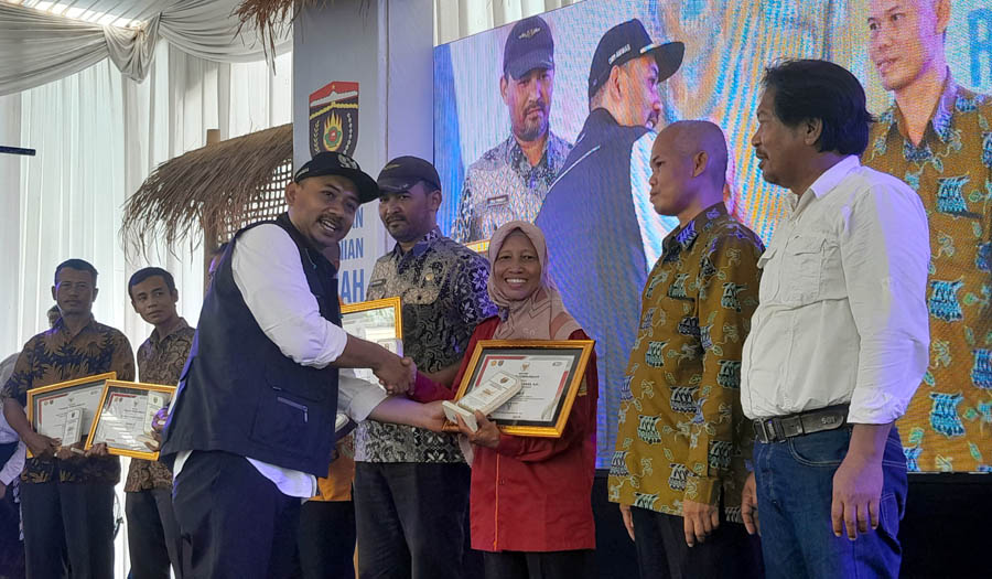 APRESIASI: Bupati Ngawi Ony Anwar Harsono memberikan penghargaan kepada tokoh petani inspiratif dan inovatif kemarin. (ASEP SYAEFUL BACHRI/JAWA POS RADAR NGAWI)