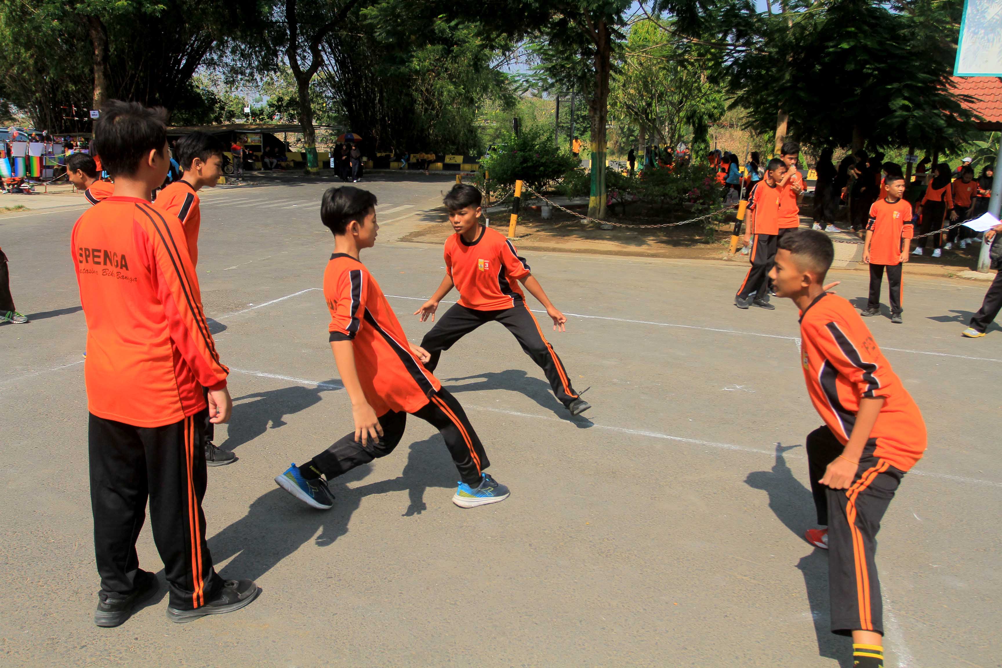 P5: Para pelajas SMPN 3 Kota Madiun memainkan sejumlah permainan tradisional di Taman Lalu Lintas Bantaran kemarin (27/10).&nbsp;(BAGAS BIMANTARA/JAWA POS RADAR MADIUN)