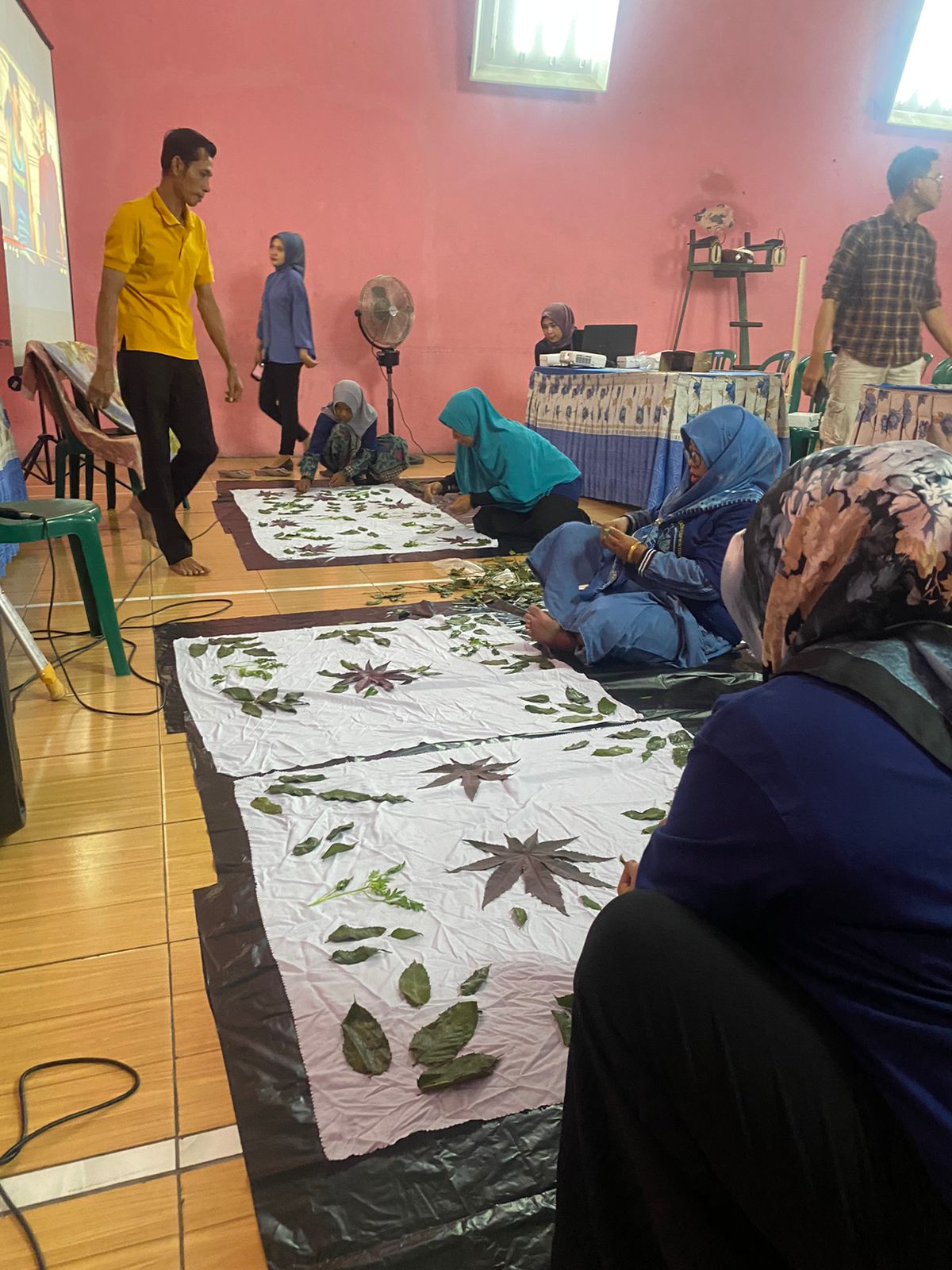 BERI DUKUNGAN: PNM mendukung pelaku UMKM dengan menggelar klasterisasi usaha  batik ecoprint. (PNM UNTUK RADAR MADIUN)