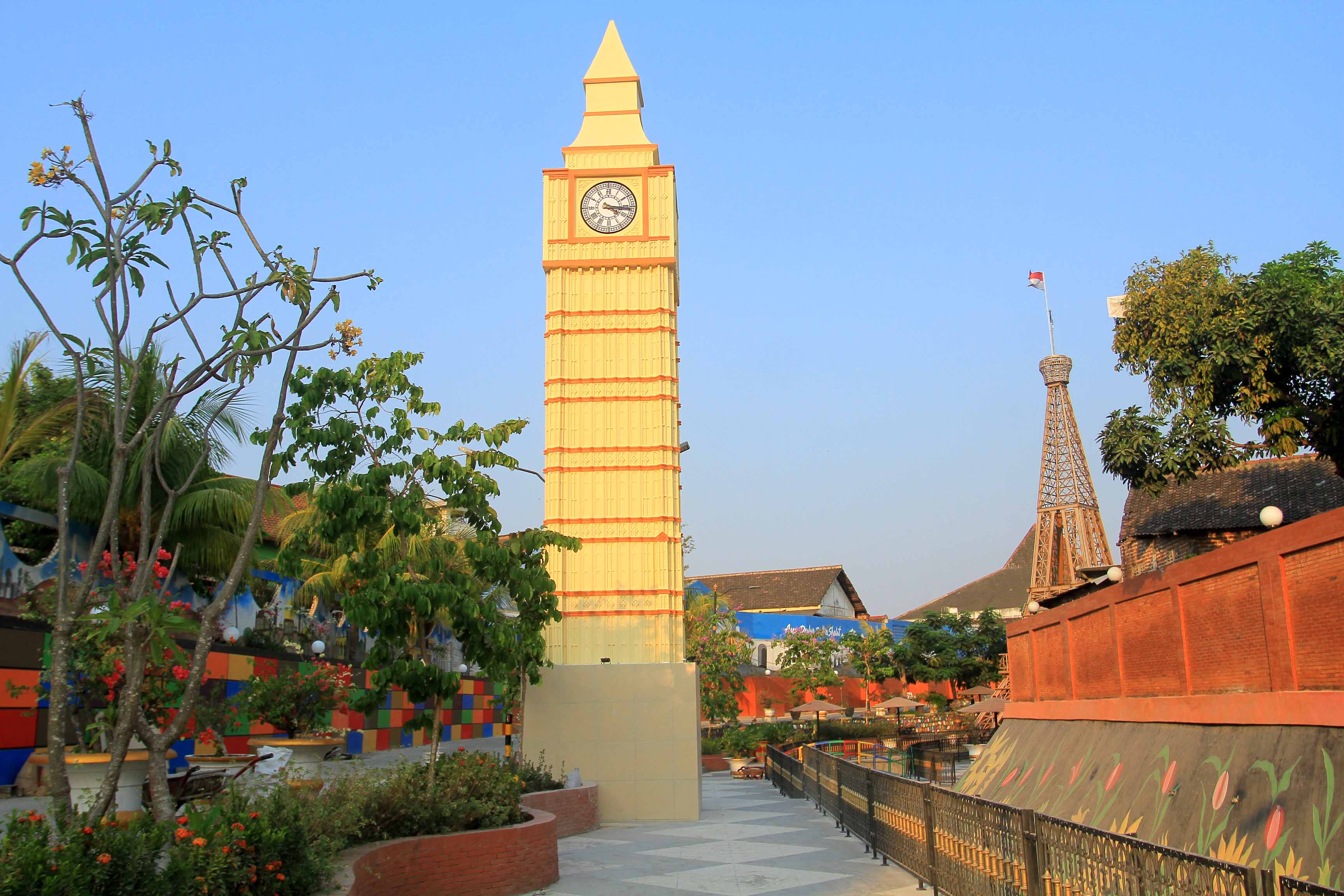 SELESAI 100 PERSEN: Menara Jam Big Ben menjadi ikon baru wisata di Pahlawan Street Center. (BAGAS BIMANTARA/RADAR MADIUN)