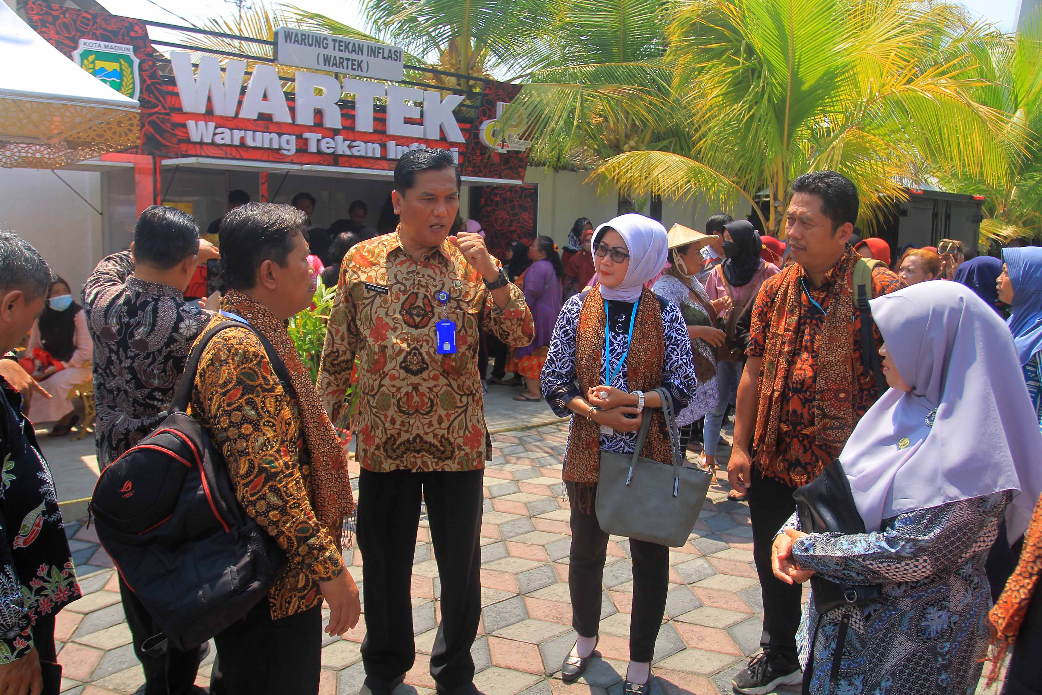 MANDIRI PANGAN: Tim dari Pemprov Jatim melakukan verifikasi program ketahanan pangan yang dirancang Pemkot Madiun.&nbsp;(BAGAS BIMANTARA/JAWA POS RADAR MADIUN)