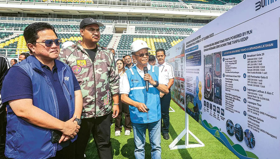 AJANG KELAS DUNIA: Ketum PSSI Erick Thohir dan Menpora Dito Ariotejo mendengarkan penjelasan Direktur Distribusi PT PLN di Stadion Gelora Bung Tomo, Surabaya, Minggu (29/10). (RIANA SETIA/JAWA POS)