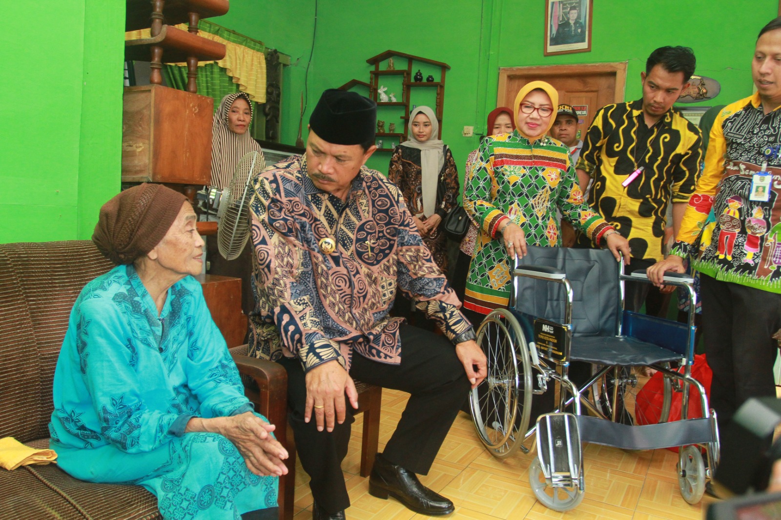 PEDULI: Wali Kota Maidi bersama Ketua TP PKK Kota Madiun Yuni Setyawati Maidi menyambangi lansia ngebrok di Kelurahan Klegen, Kartoharjo belum lama ini.  (BAGAS BIMANTARA/JAWA POS RADAR MADIUN)