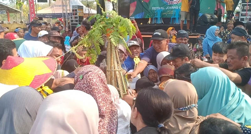 SARAT KEGEMBIRAAN: Suasana andum berkah jenang candi di lapangan Desa Candirejo, Magetan, kemarin. (APRILITA SARI/ JAWA POS RADAR MAGETAN)