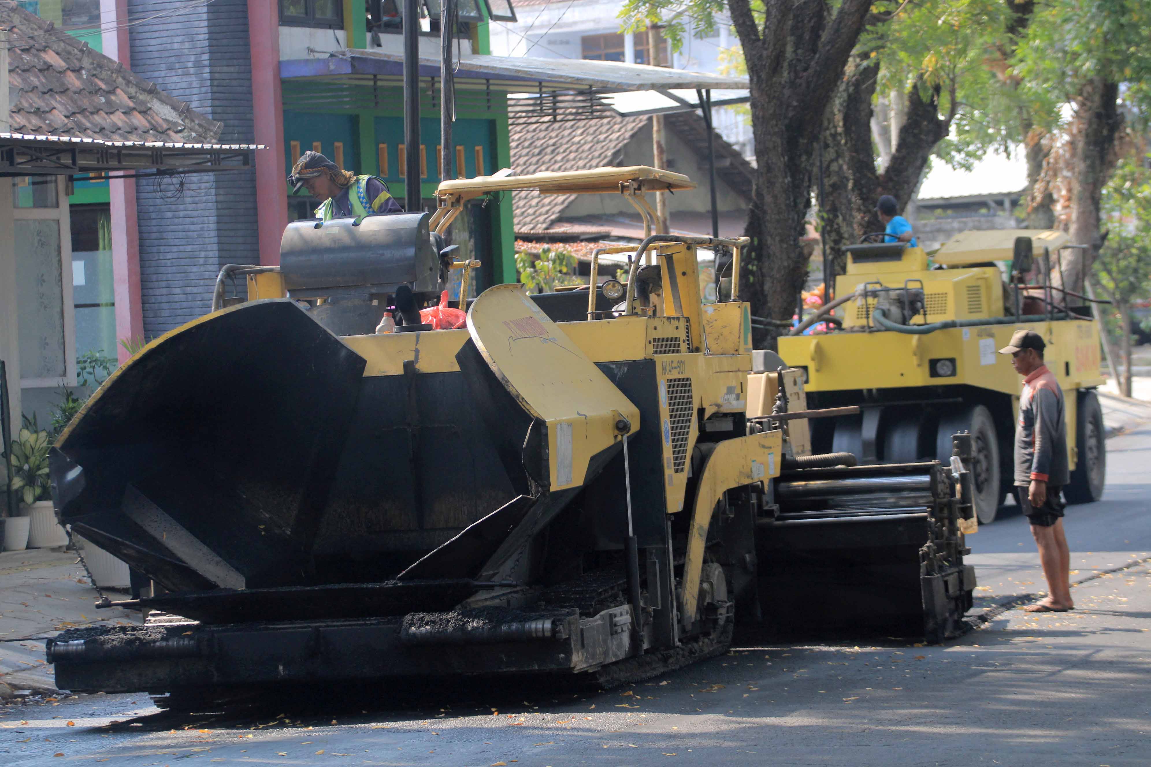 PERBAIKAN:&nbsp;Beberapa ruas jalan di Magetan diaspal hotmix tahun ini.&nbsp;(AJI&nbsp;PUTRA/JAWA POS RADAR MAGETAN)