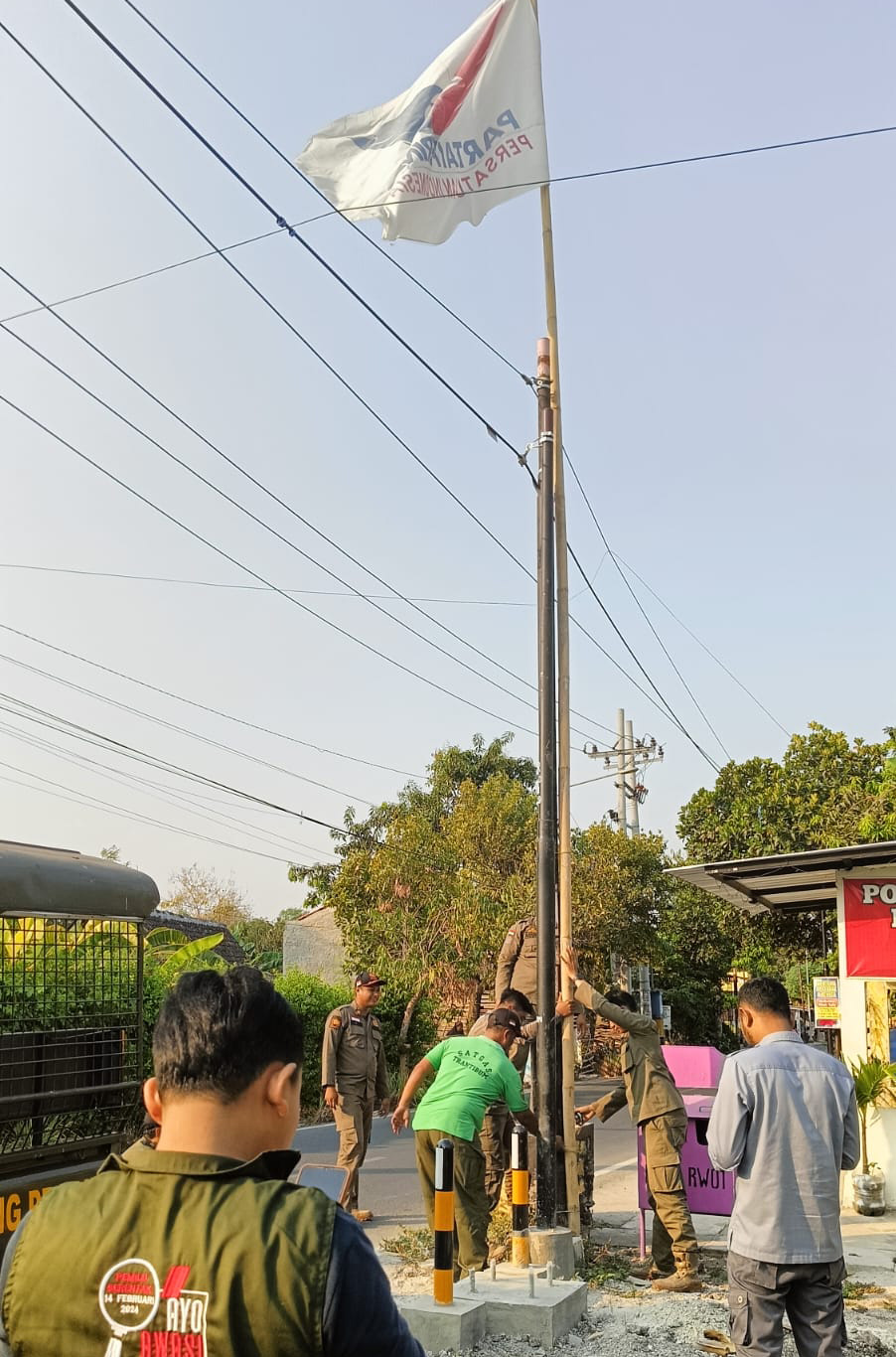 DIBREDEL: Petugas satpol pp serta Bawaslu Kota Madiun melakukan penertiban APS yang melanggar tempat pemasangan di wilayah Kartoharjo dan Taman. (BAWASLU KOTA MADIUN)