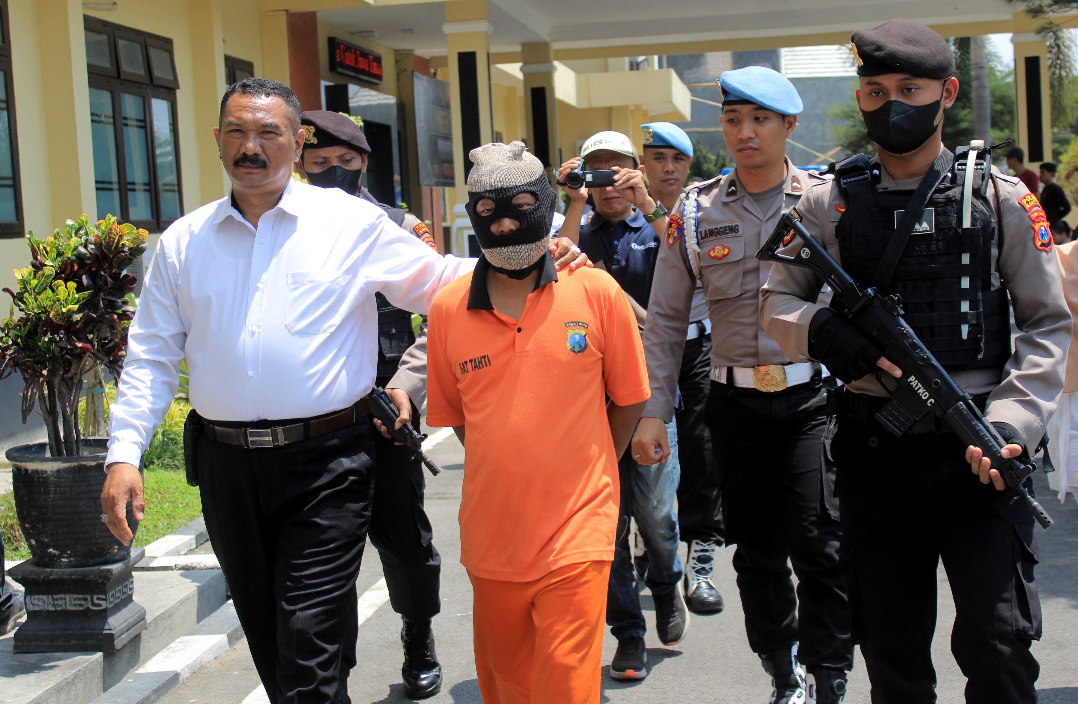 BEJAT: Sejumlah petugas menggelandang Kumbang dalam pers rilis kasus tindak pidana asusila di Polres Magetan kemarin, (31/10).&nbsp;(AJI PUTRA/JAWA POS RADAR MAGETAN)