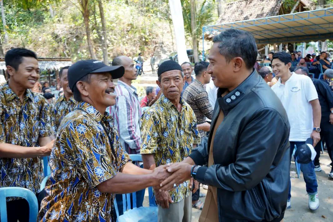 AKRAB: Bupati Pacitan Indrata Nur Bayuaji menyalami warga. (NUR CAHYONO/RADAR PACITAN)