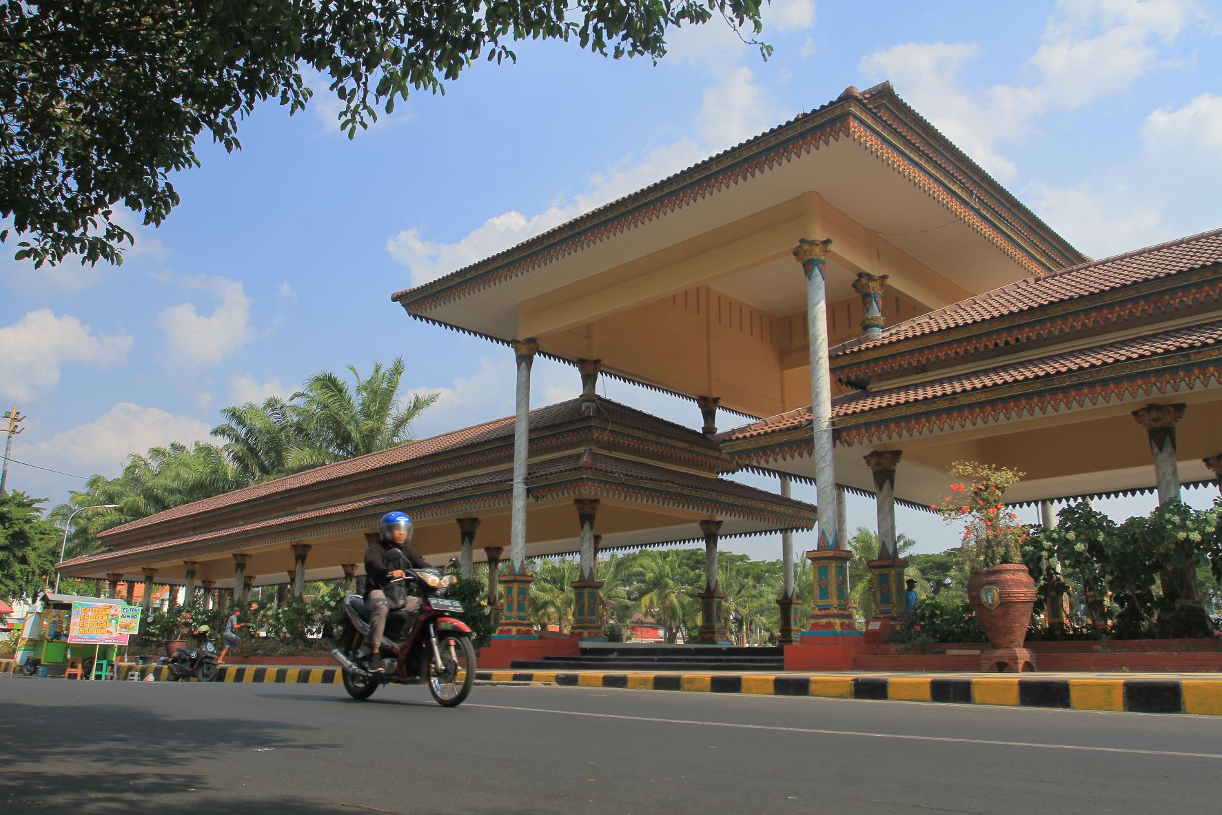 PUSAT KOTA: Jalan Pahlawan termasuk salah satu kawasan yang dilarang untuk dipasangi APK saat tahapan kampanye nanti selain Alun-Alun Kota Madiun. (BAGAS BIMANTARA/RADAR MADIUN)