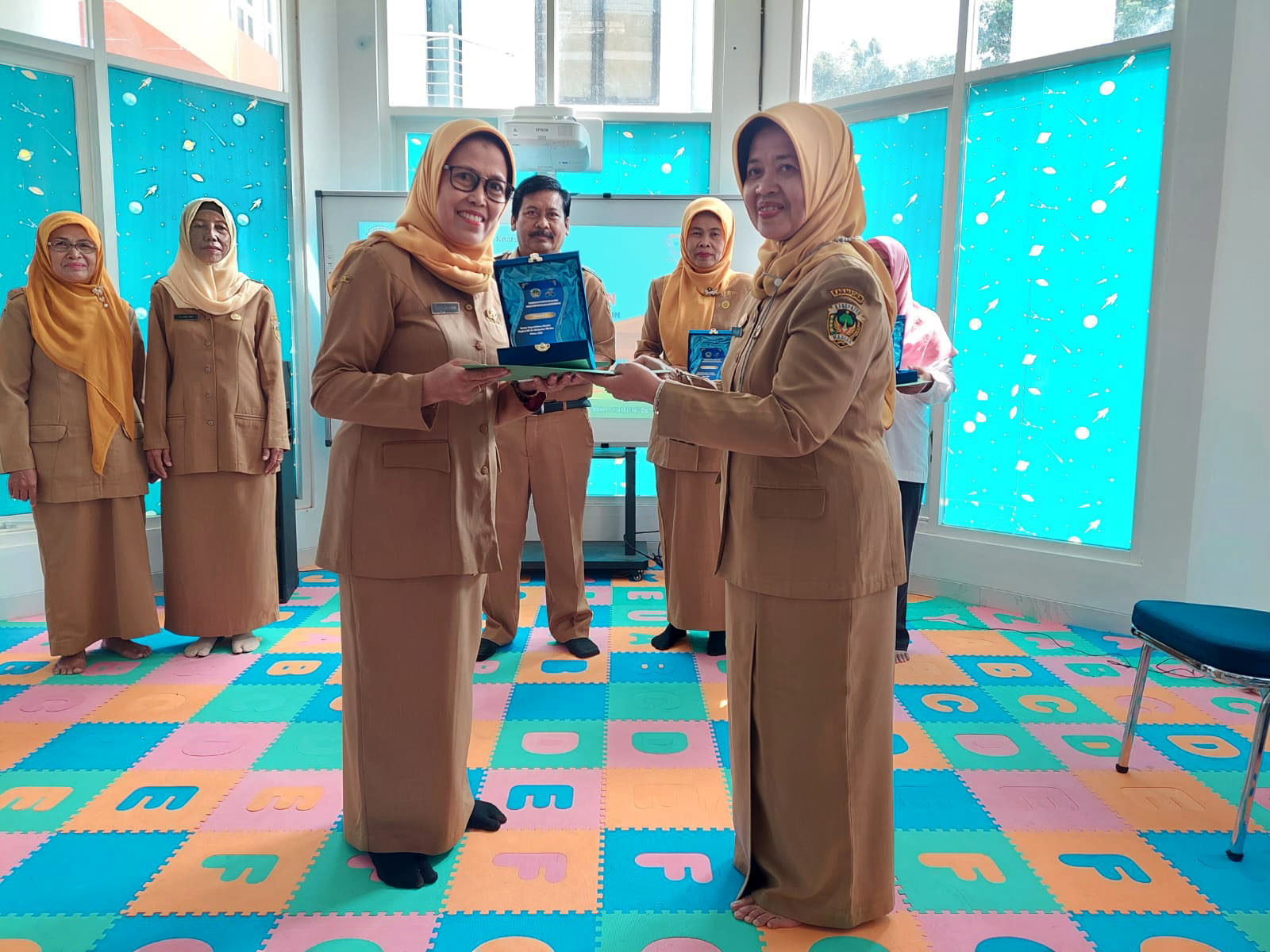 PRESTASI: Kepala SDN Tiron 01 Nurul Hidayati menunjukkan piala lomba perpustakaan se-Kabupaten Madiun.&nbsp;(SDN TIRON 01)
