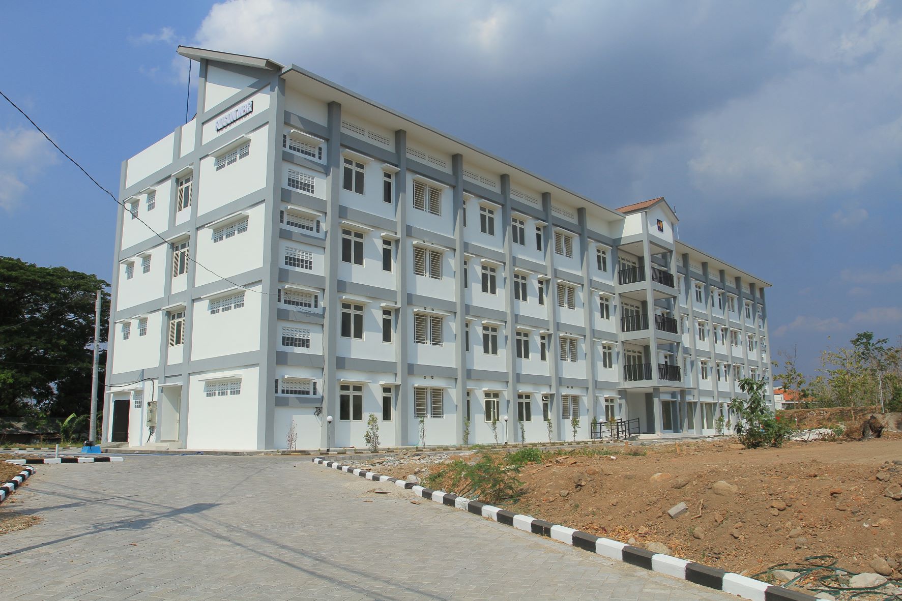 APARTEMEN SEDERHANA: Bangunan rusun yang ada di Jalan Hayam Wuruk sudah siap ditempati setelah secara keseluruhan pengerjaannya selesai. (BAGAS BIMANTARA/RADAR MADIUN)