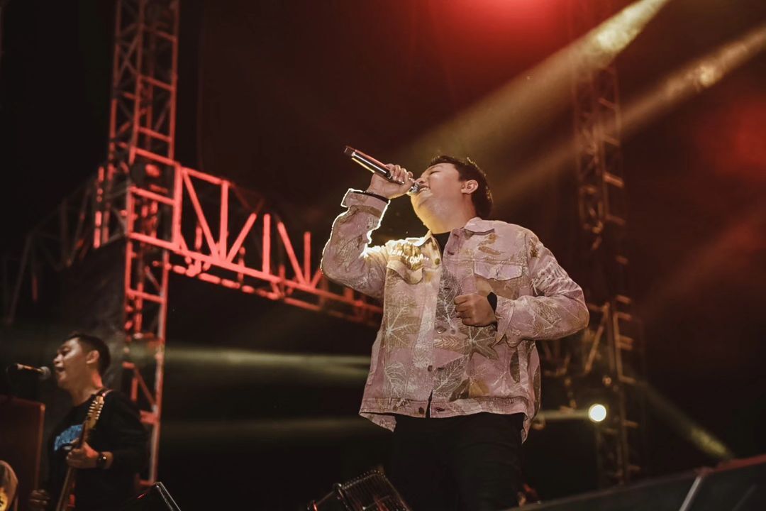 Denny Caknan di sebuah konser. Denny Caknan baru saja merilis single terbaru berjudul Wirang. (Instagram/@denny_caknan)